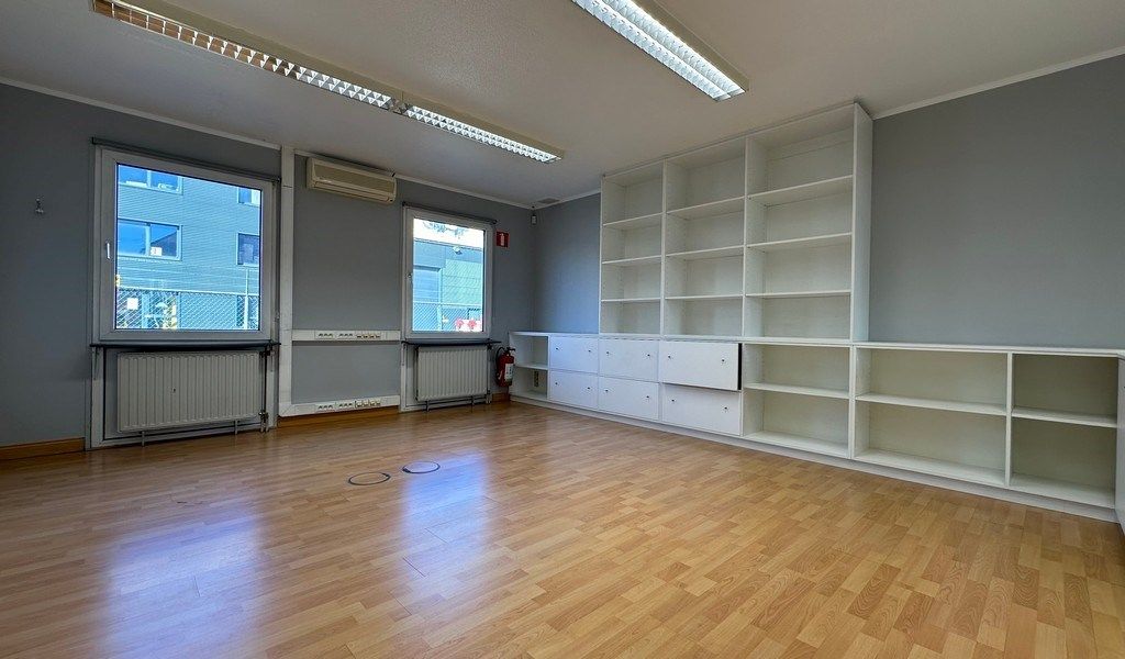 Alleenstaand kantoor te huur langs R4 te Wondelgem foto 3