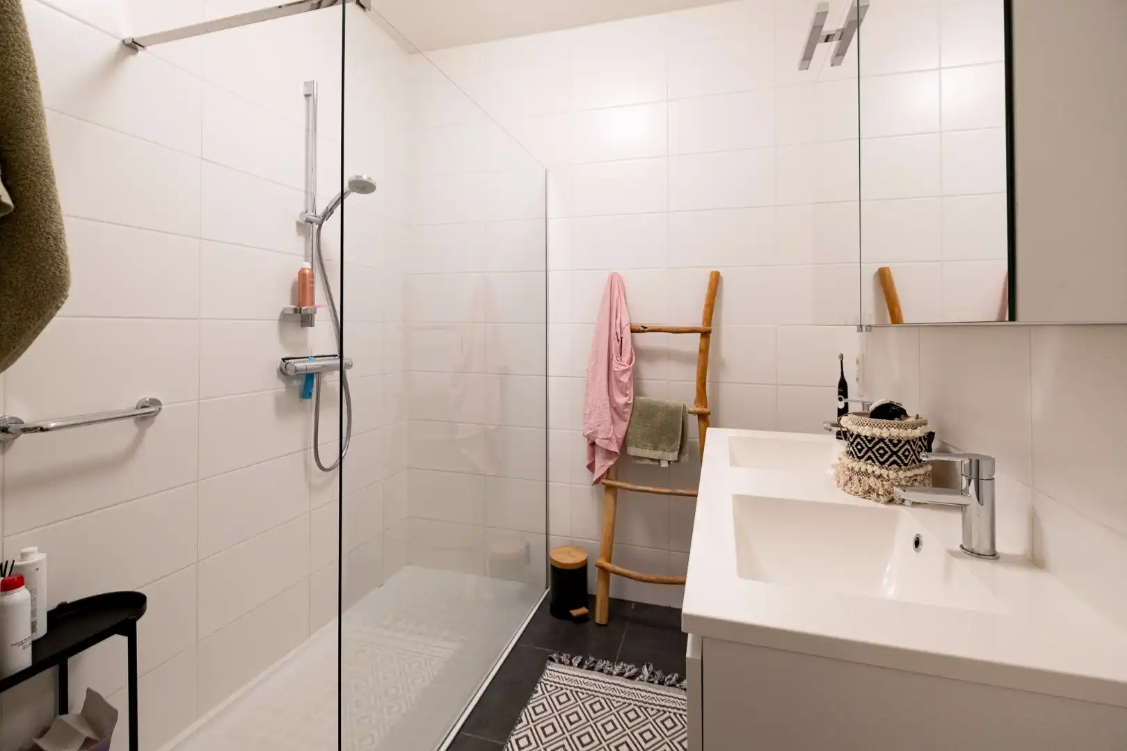 Lichtrijk gelijkvloers appartement met 2 slaapkamers en een gezellig tuintje foto 9