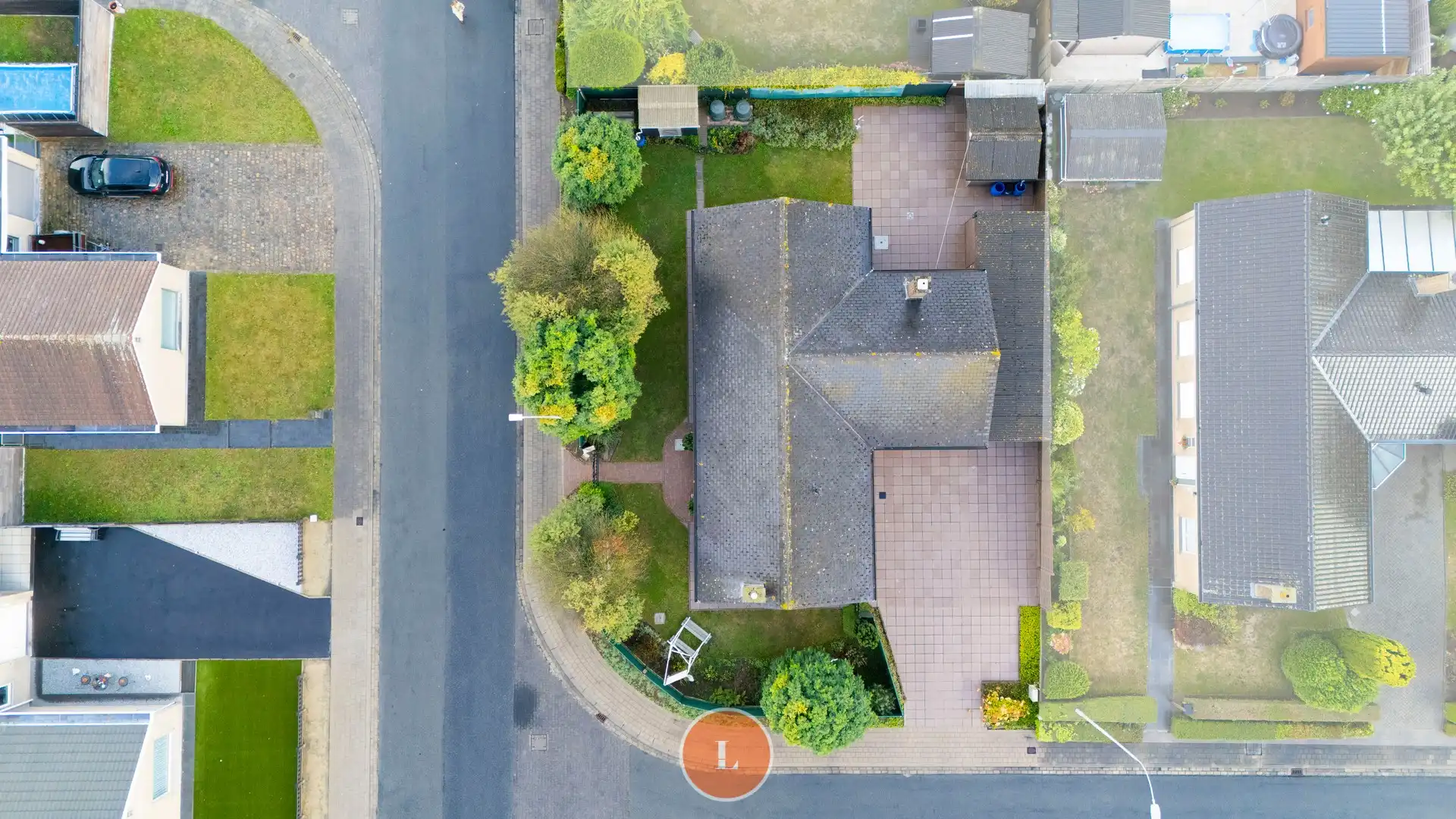 Te koop bungalow met 4 slaapkamers en ruime garage in rustige buurt foto 2