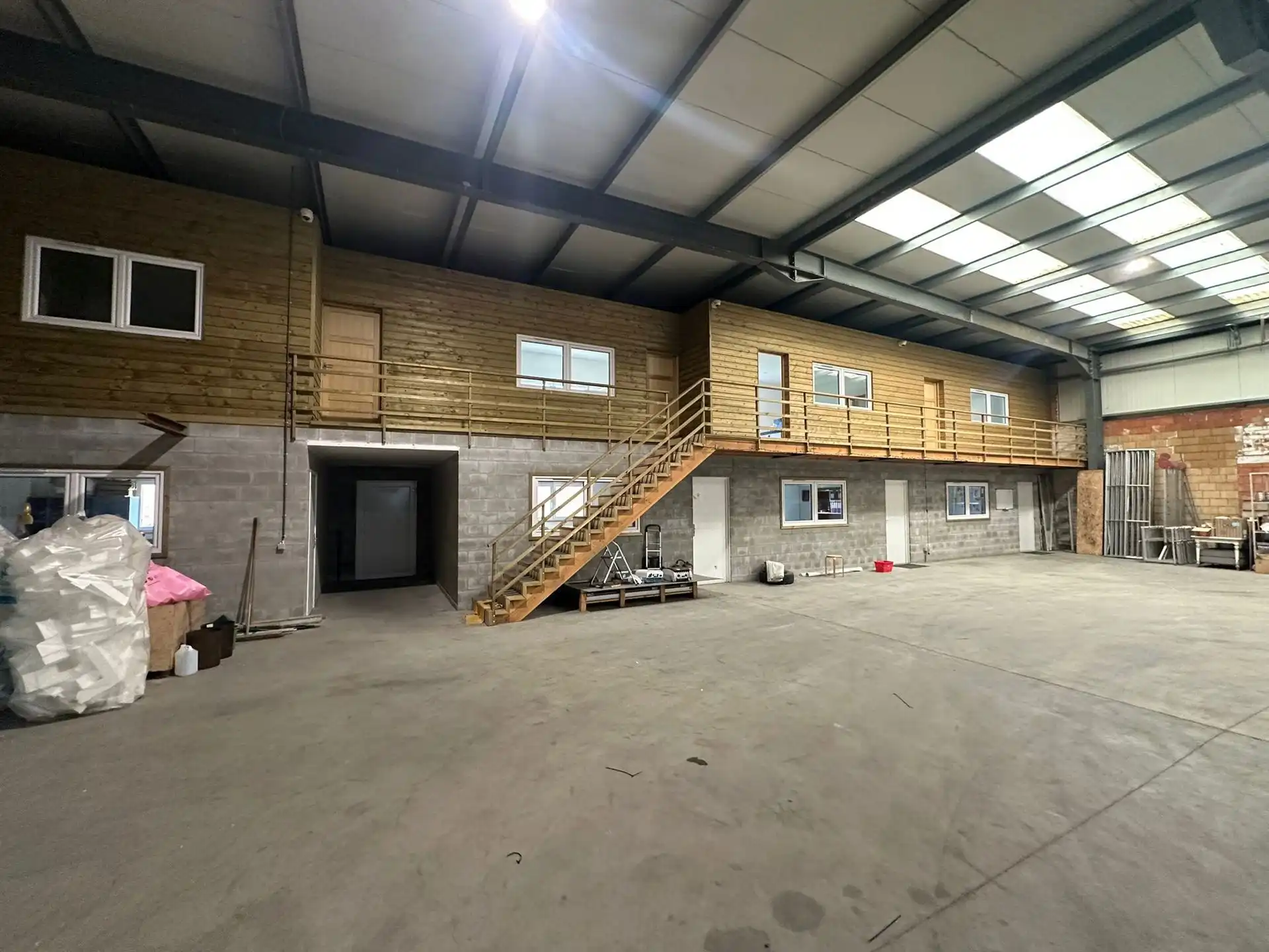 Magazijn + kantoor te huur foto 7