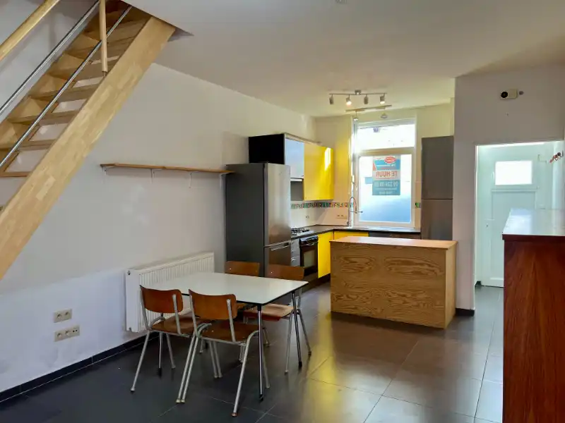 RIJWONING MET DRIE SLAAPKAMERS EN GEPLAVEIDE KOER foto 3