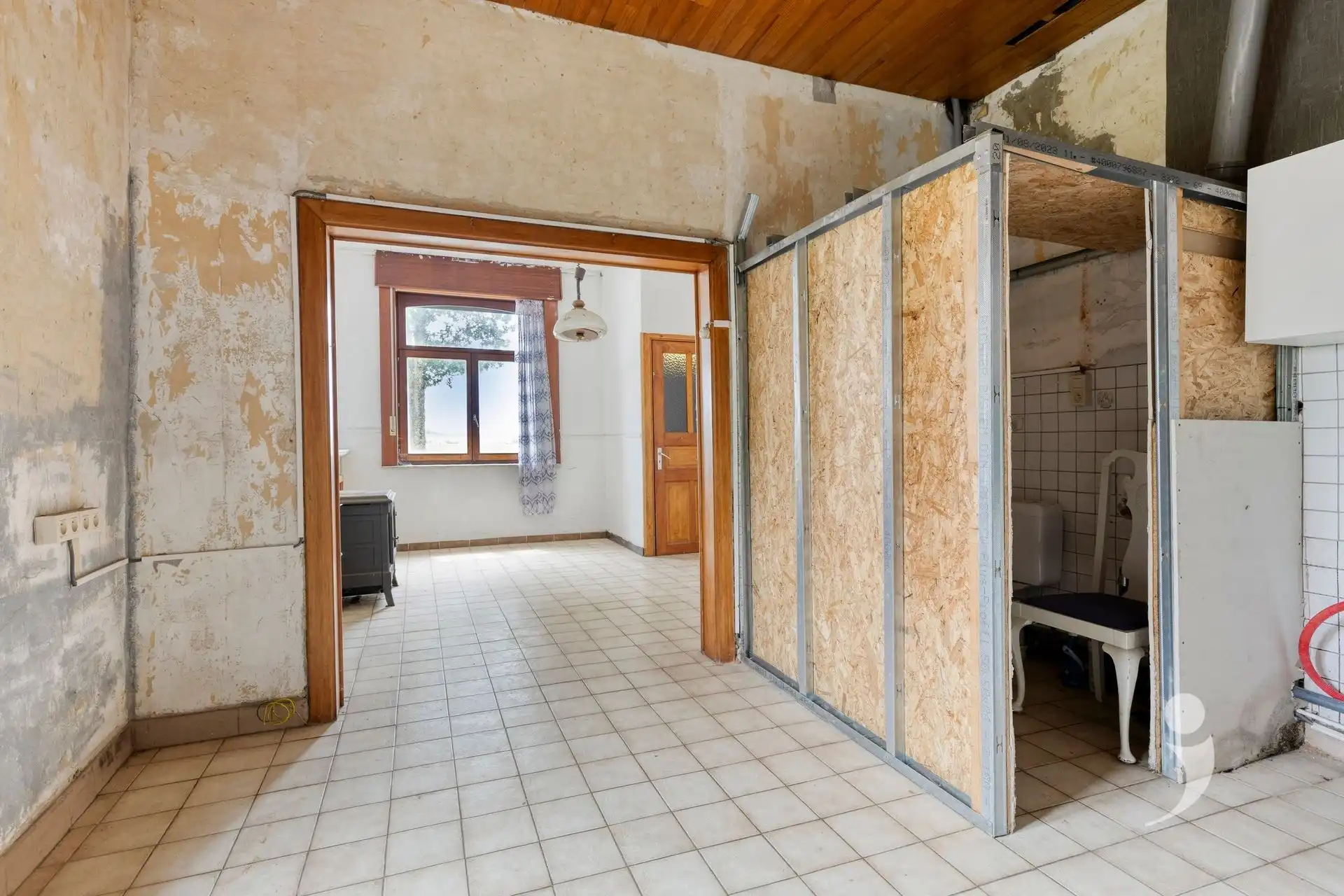 Ruime te renoveren woning met vergezicht foto 5