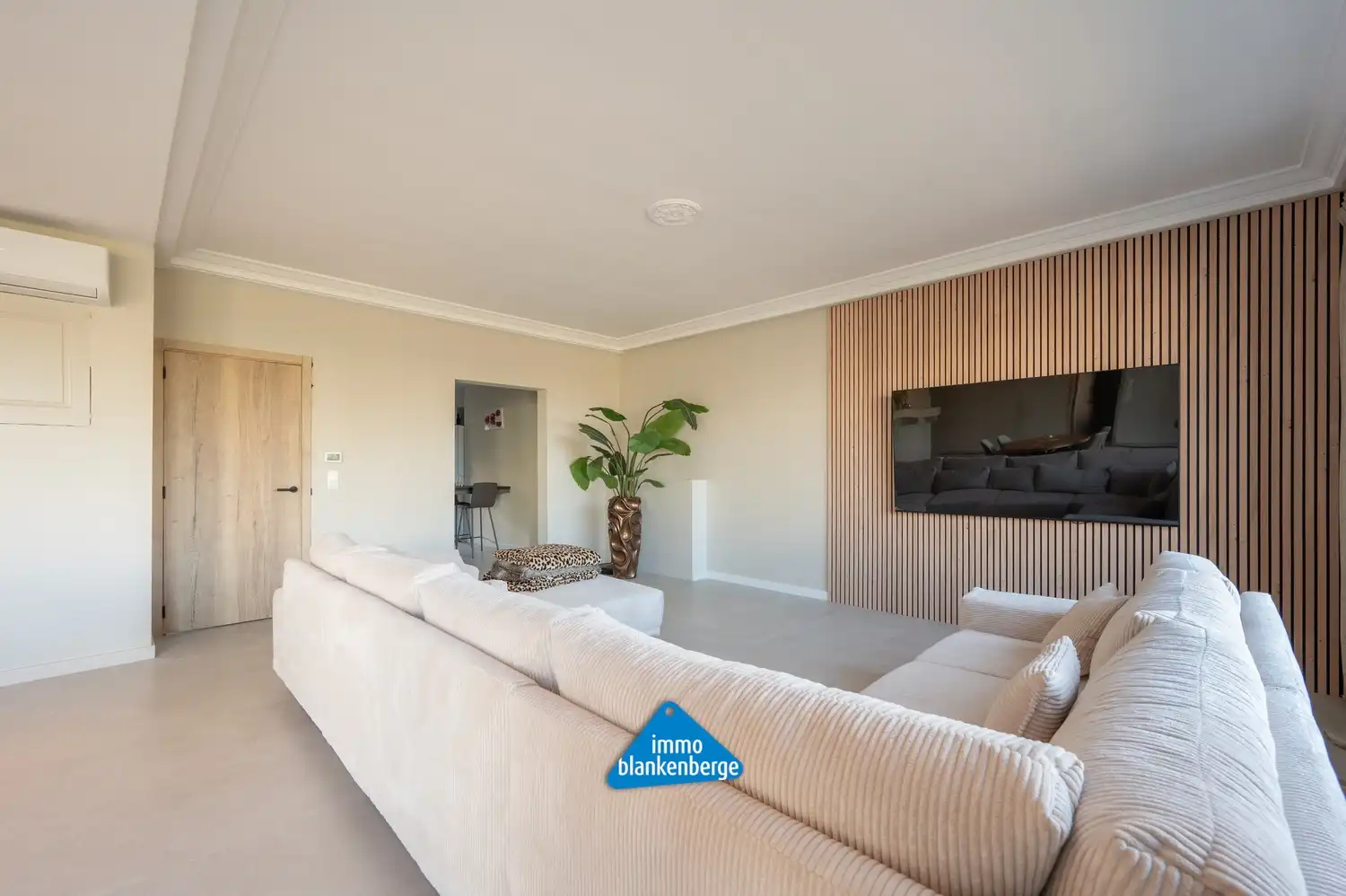 Zeer Ruim en Stijlvol gerenoveerd appartement van 232m² op een toplocatie vlak bij het strand. foto 7