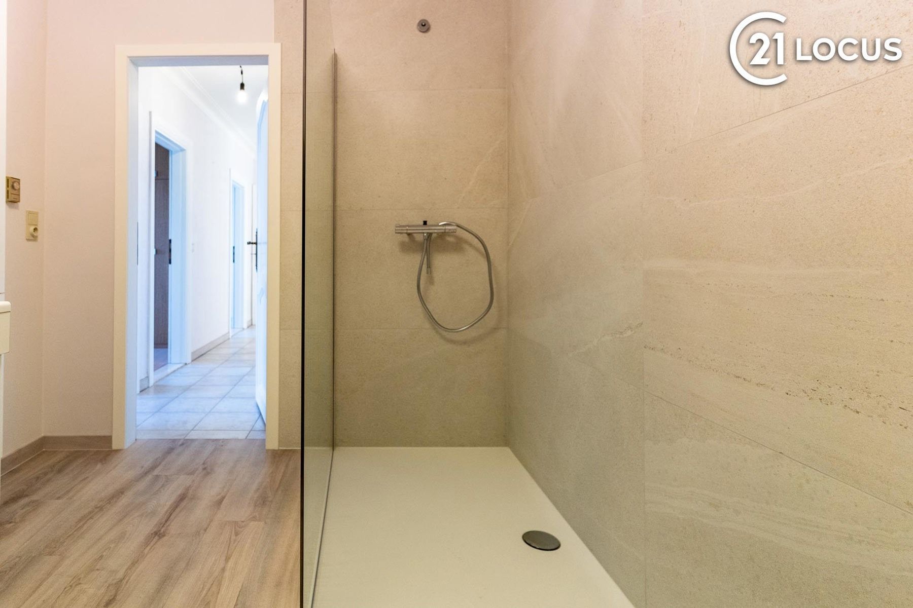 Zeer ruim appartement (132m²) met dubbele garage te huur ! foto 6