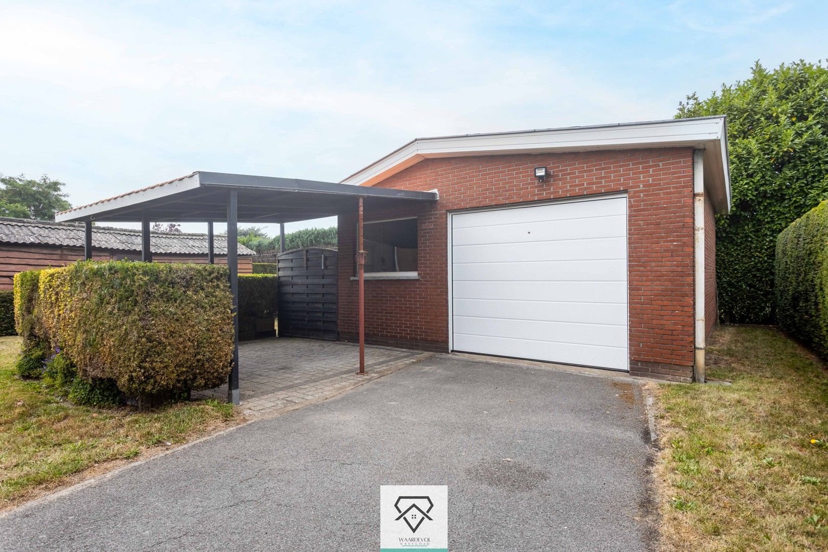 Stevige bungalow met 3 slaapkamers, tuin rondom en garage – centraal in Evergem foto 4