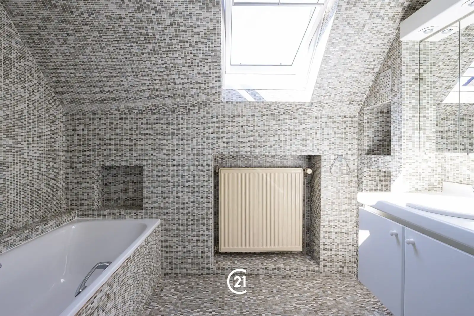 Gemeubelde en instapklare villa met tuin op toplocatie foto 21