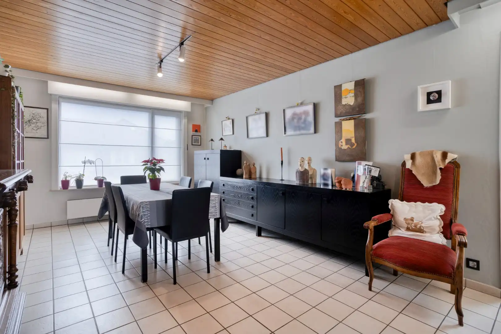 Open bebouwing met mooie tuin en 2 garages op topligging! foto 3