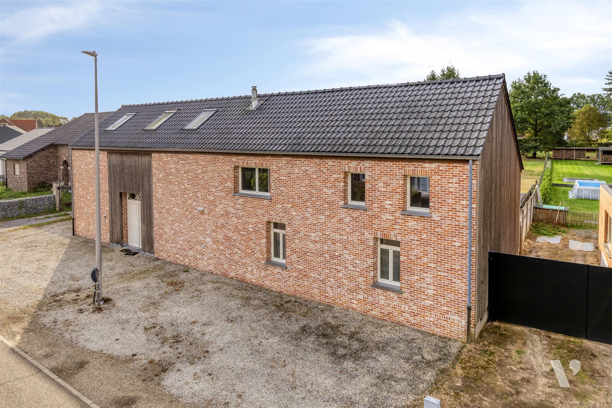 Prachtig gerenoveerde woning (279m²) met zwemvijver foto 25