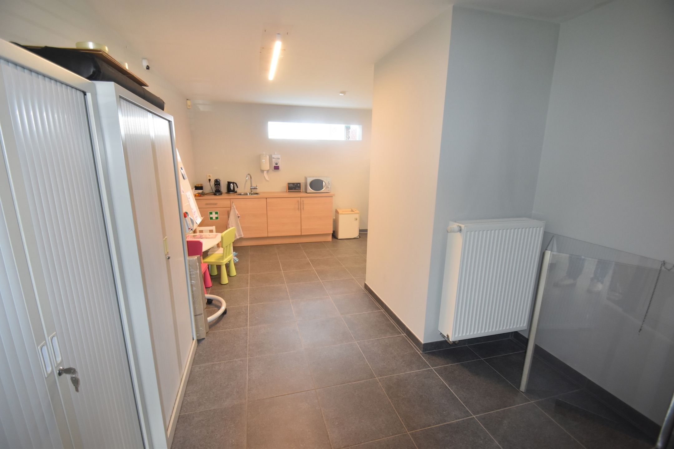 Instapklare villa/bungalow met aansluitend een kantoorruimte/handelsgelijkvloers op ruim perceel van +/- 30 are. Meerdere parkeerplaatsen foto 24