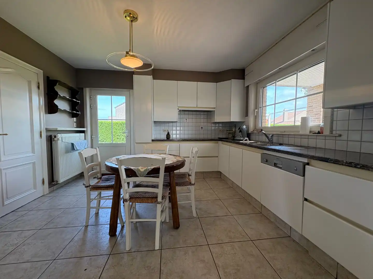 Ruime villa op perceel van 758 m² met 4 slaapkamers  foto 9