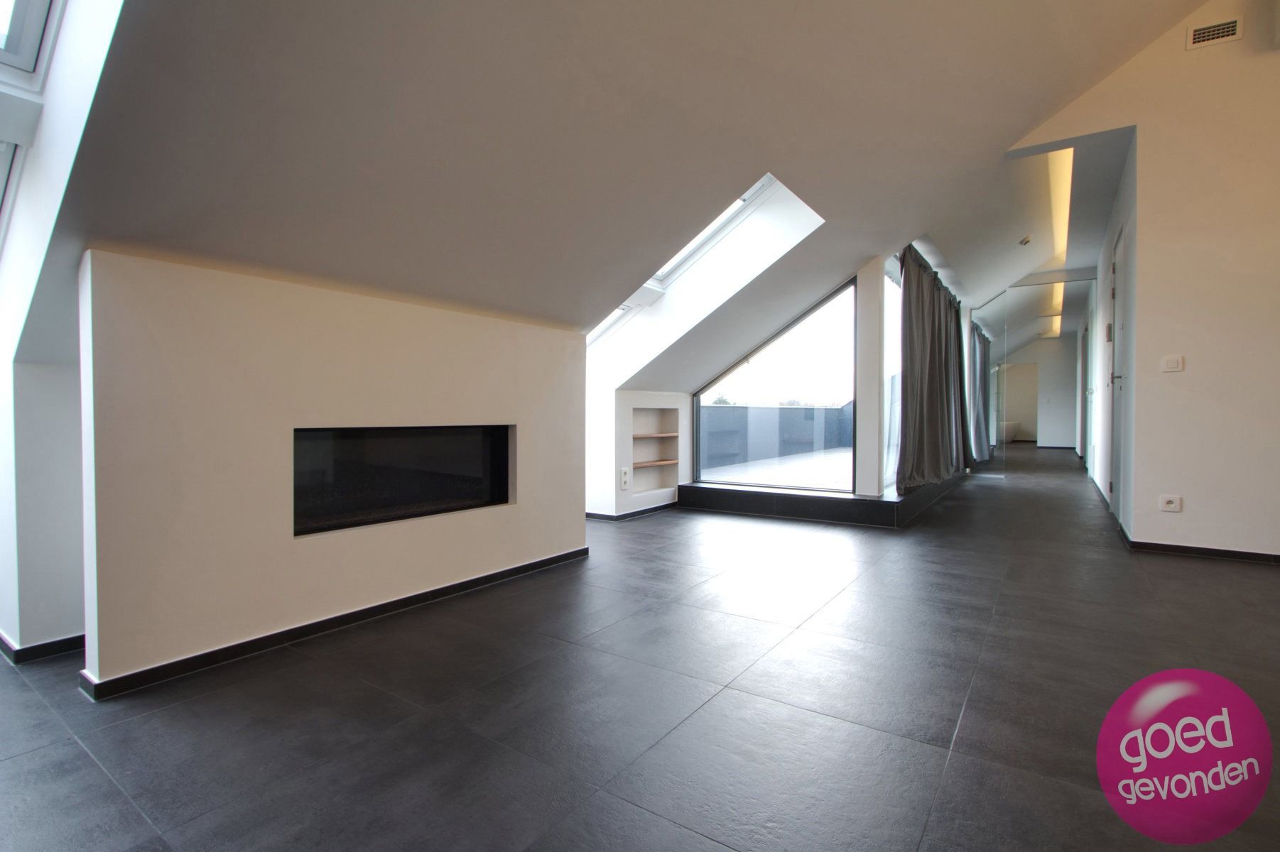 Erg ruim 2-slk app met terras en parking foto 7