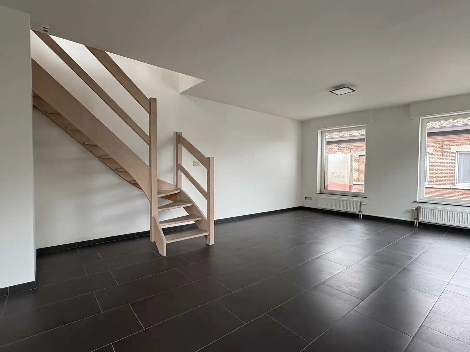 Verzorgde duplex met 1 slaapkamer en bureau foto 9