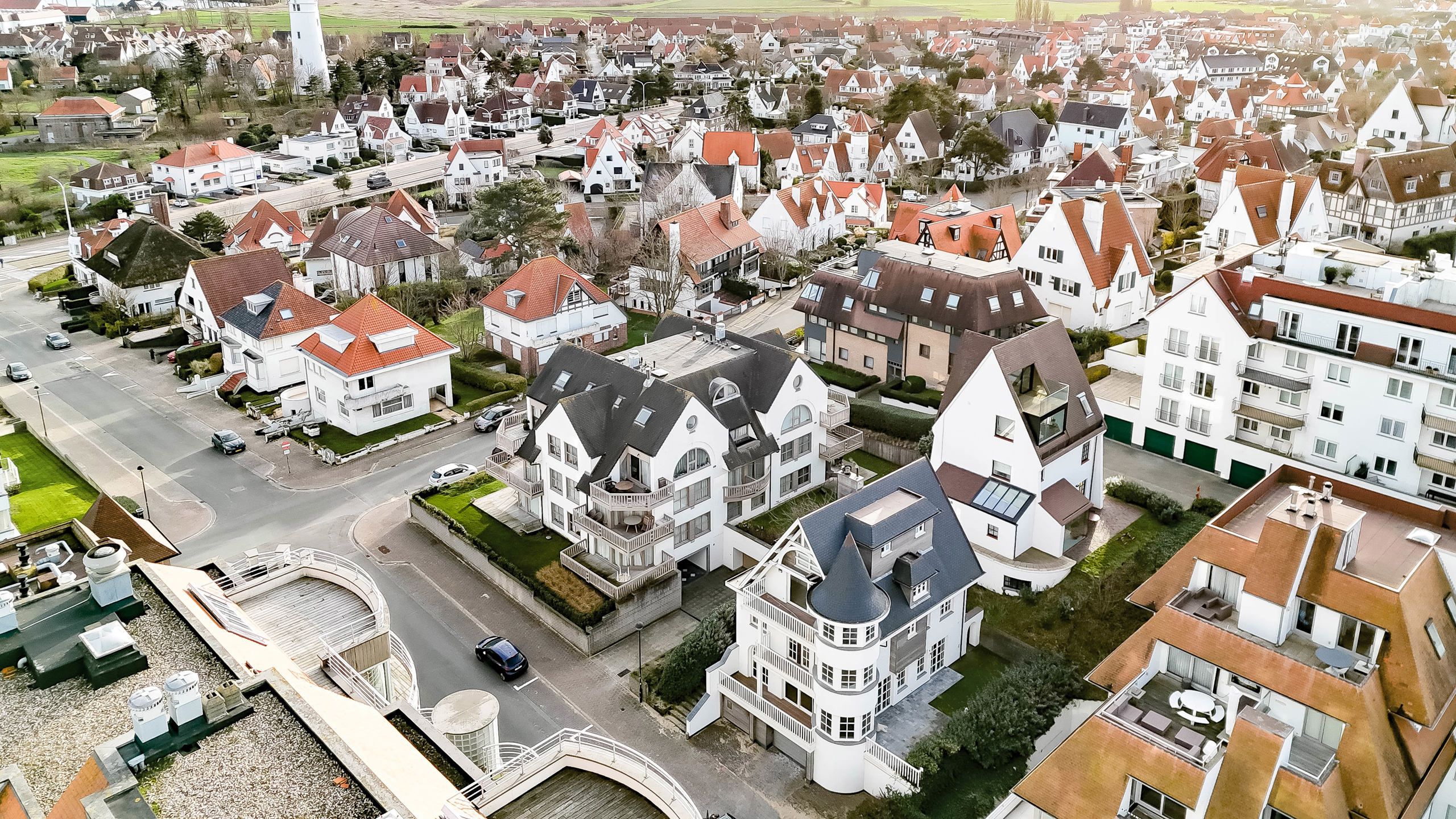 Unieke villa, bestaande uit twee zelfstandige woonentiteiten foto 31