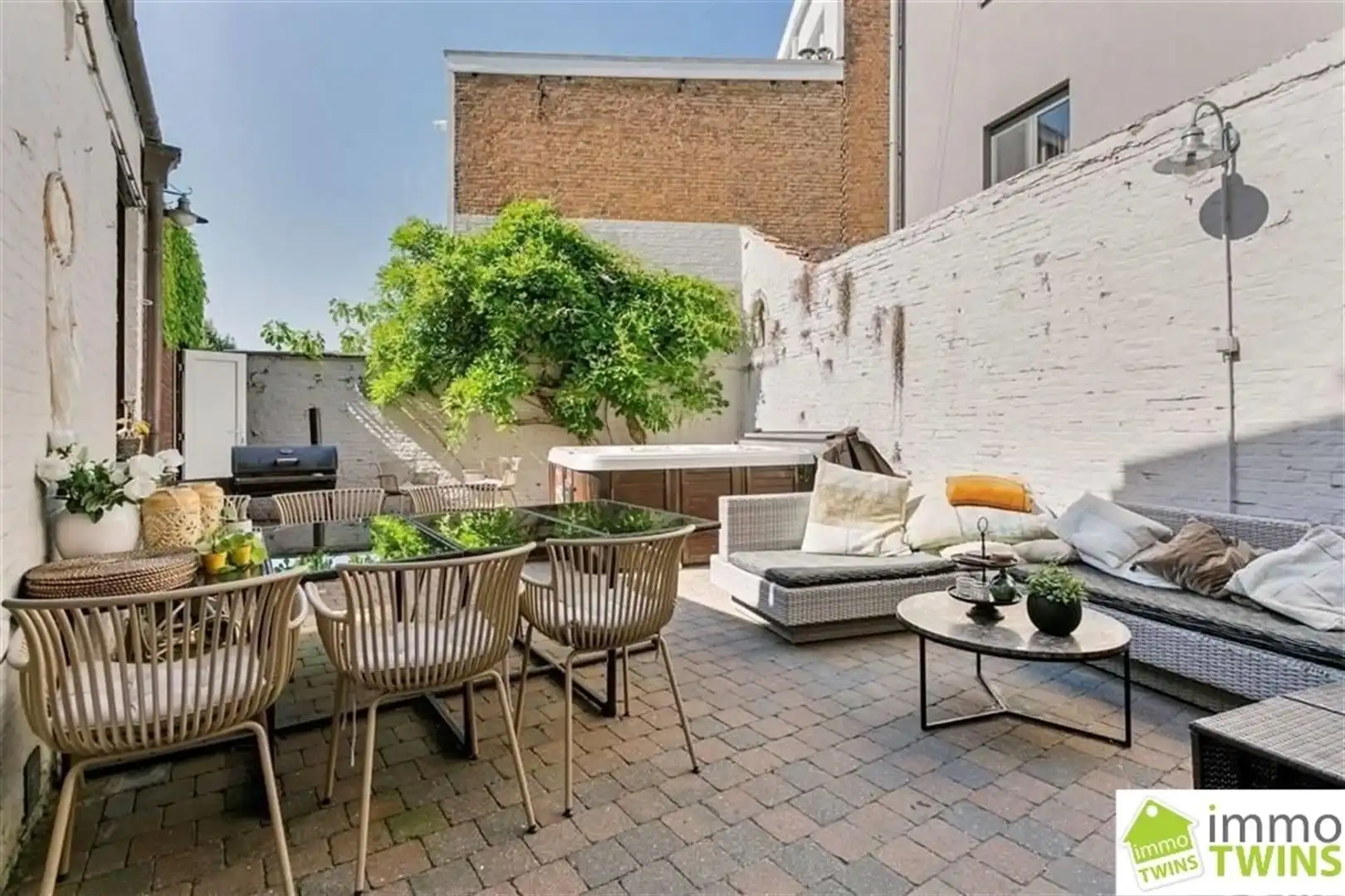 Karaktervolle, ruime woning met 6 slaapkamers, binnenkoer met jacuzzi en topligging! foto 8