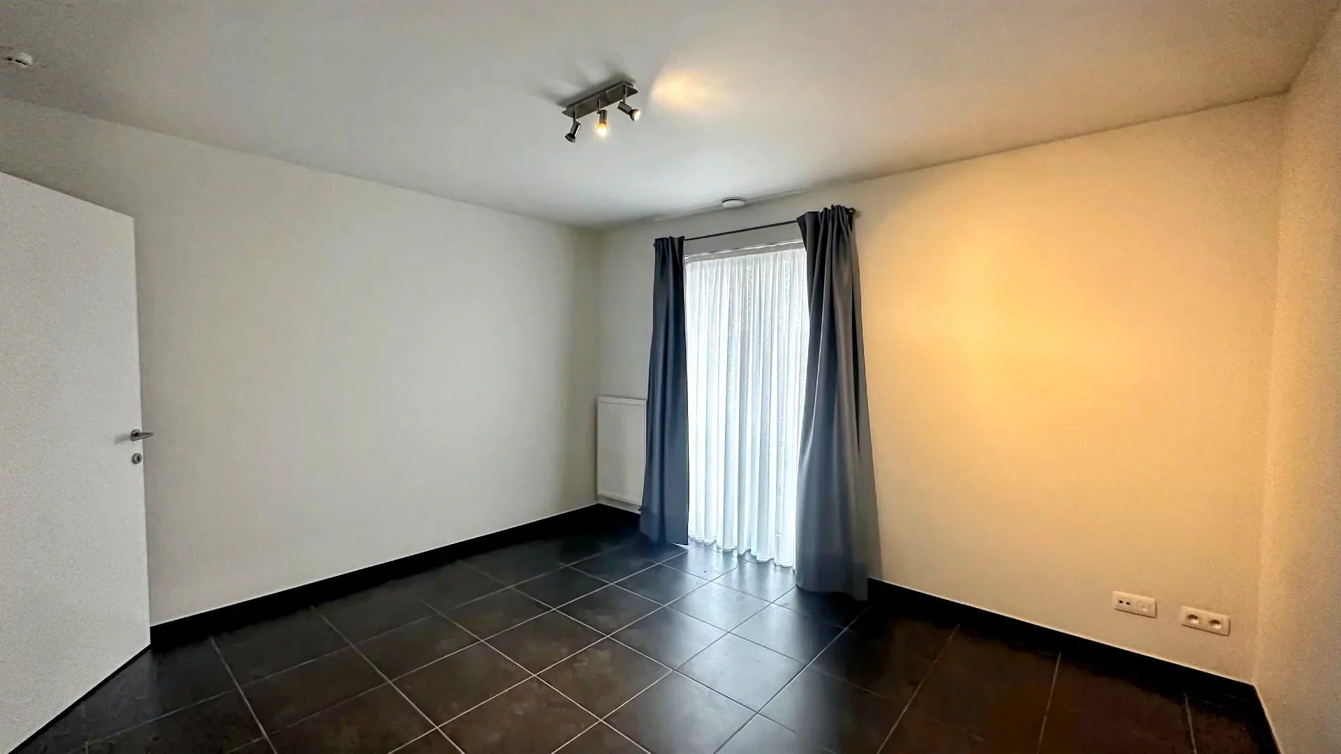 Zeer ruim instapklaar appartement met open uitzicht – 2 slpk – groot terras – garagebox + berging foto 10