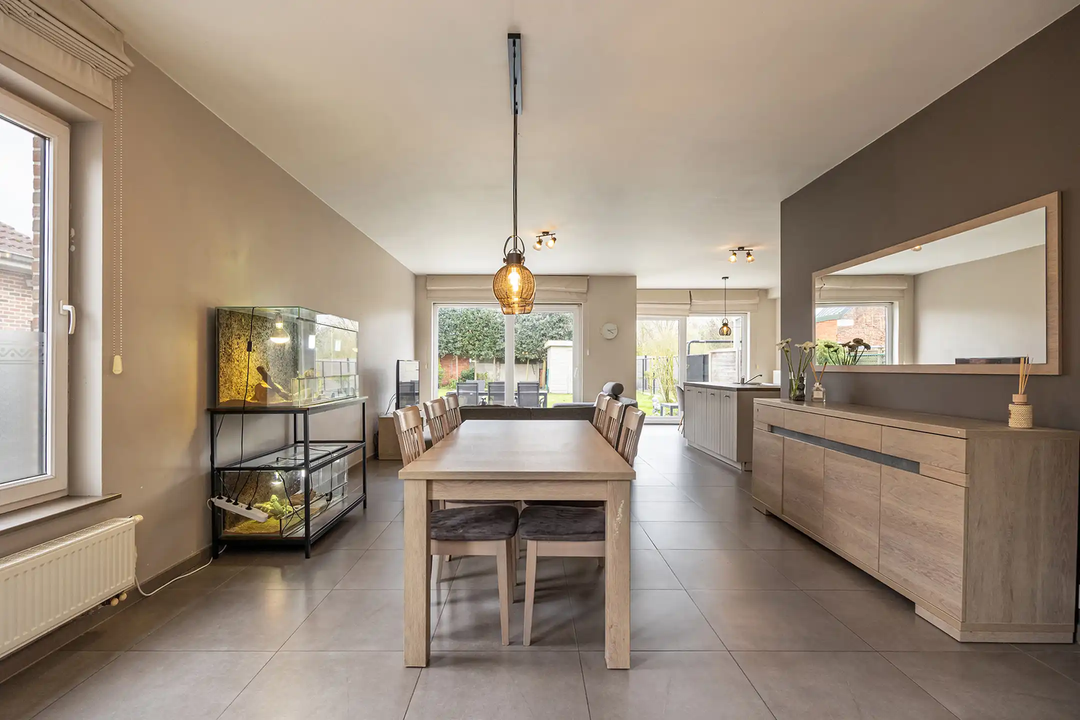 Instapklare recente HOB met 3 slaapkamers, tuin en garage foto 2