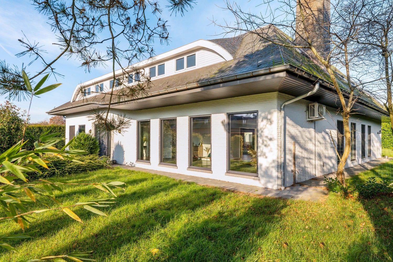 Prachtige en ruime villa met mogelijk zes slaapkamers gelegen op een toplocatie. foto {{pictureIndex}}