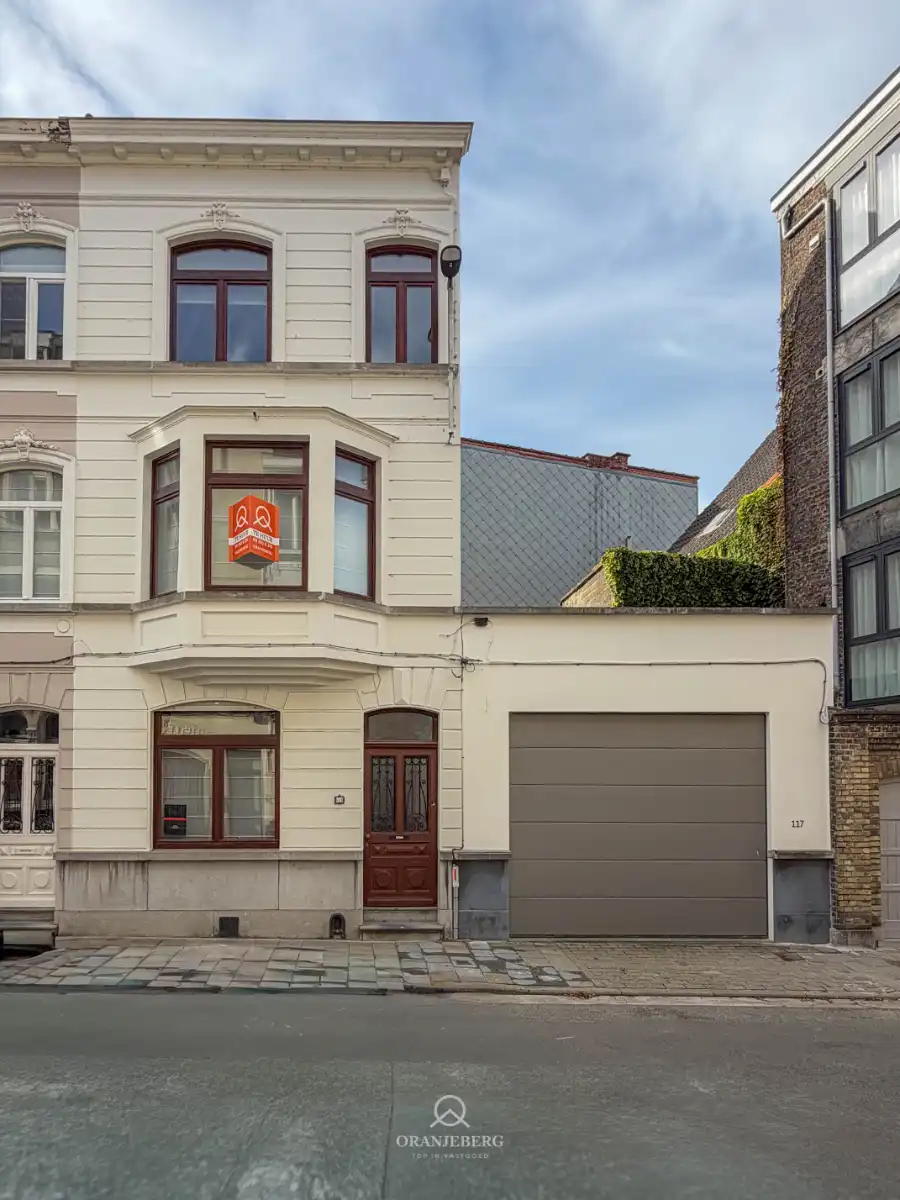 Authentieke burgerwoning + grote dubbele garage in rustig gelegen straat vlakbij station foto {{pictureIndex}}