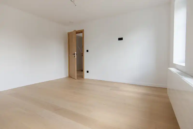 Zeer ruime, totaal gerenoveerde halfopen bebouwing in een rustige, doodlopende straat op centrale locatie! foto 27
