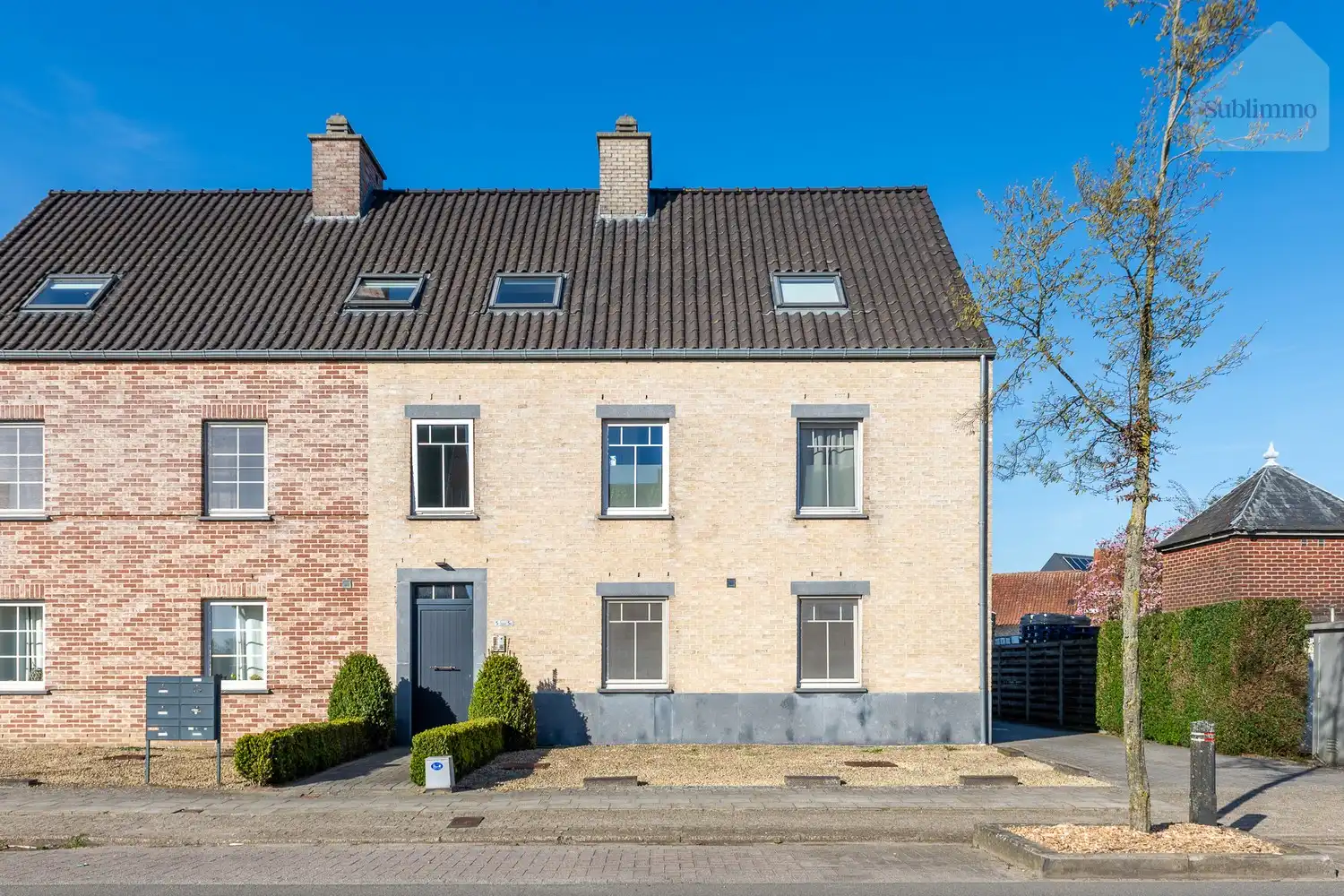 Instapklaar gelijkvloers appartement met tuin en garage in hartje Geel foto {{pictureIndex}}