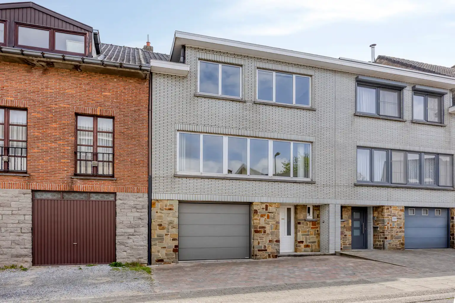 Bel-etagewoning met drie slaapkamers met garage en tuin foto {{pictureIndex}}