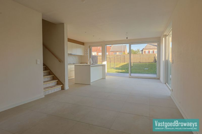 HOB met garage en zonrijke tuin nabij tal van verbindingswegen foto 9