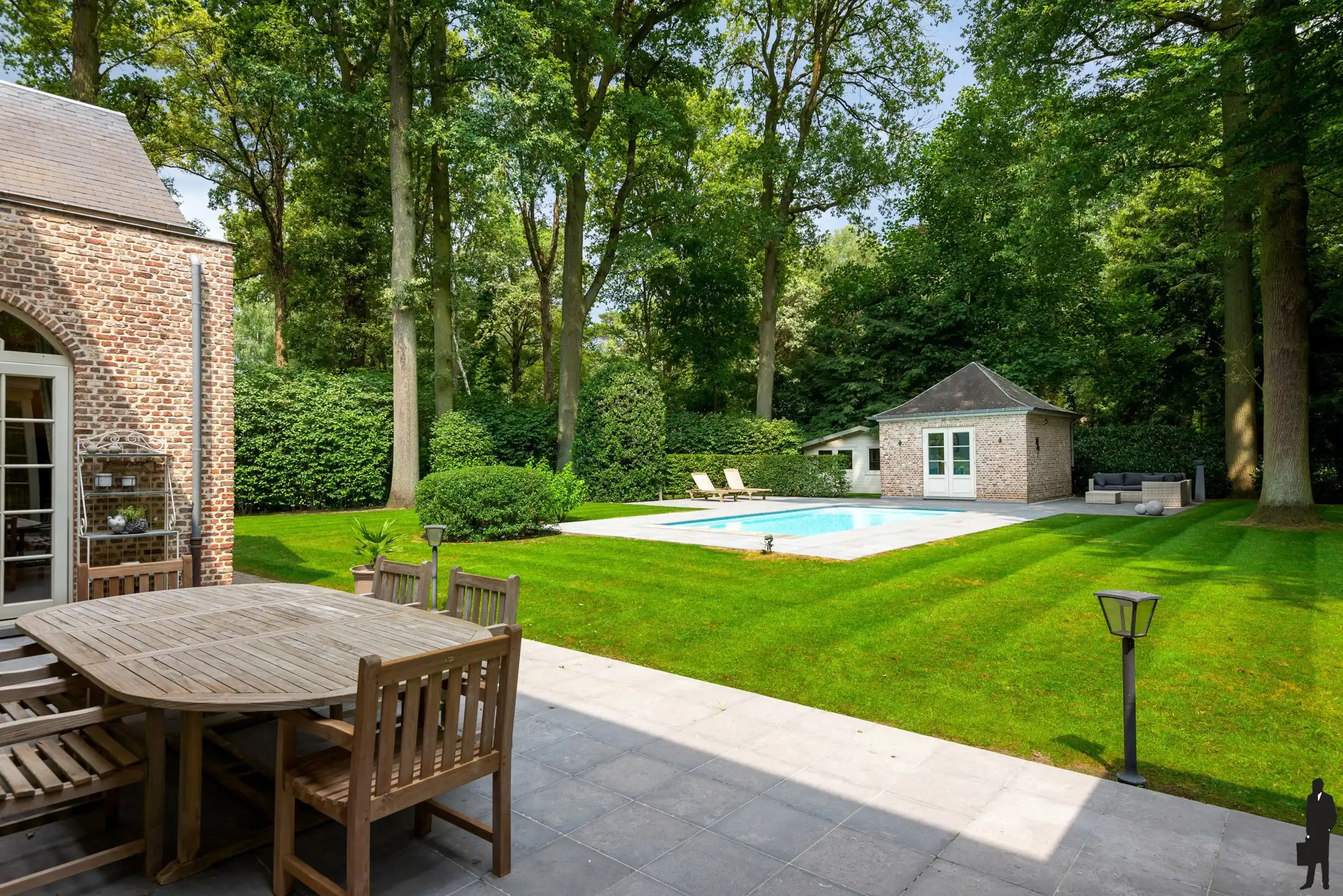 Ruime "manoir villa" gelegen in het gegeerde Hertebos te 's Gravenwezel. foto 35