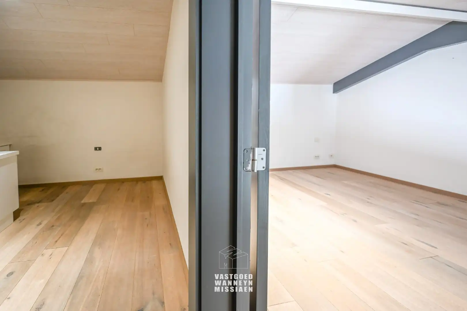 Loods met laadkade, geïntegreerd kantoor en conciërgewoning op 1124 m² foto 24