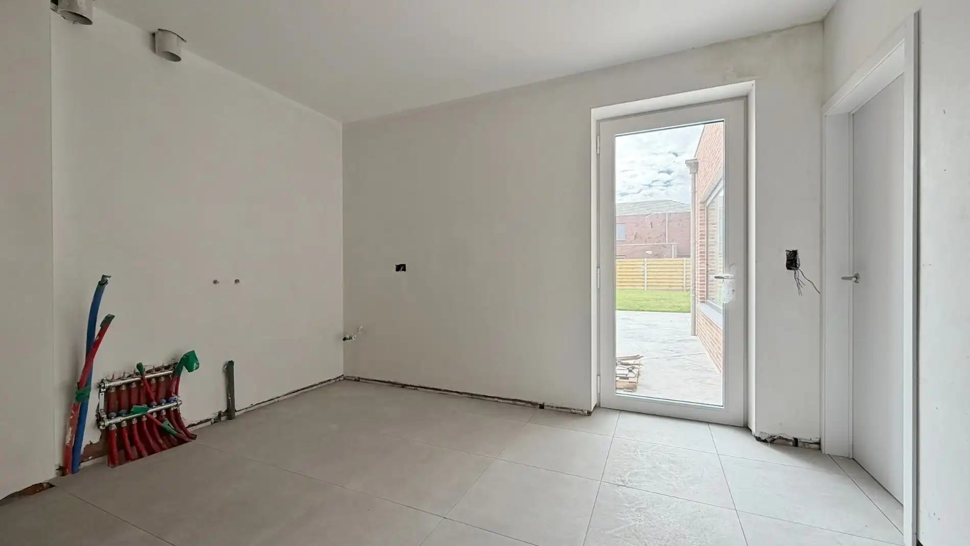 Zeer ruime nieuwbouwwoning in de dorpskern van Noordschote met grote garage en tuin.  foto 9