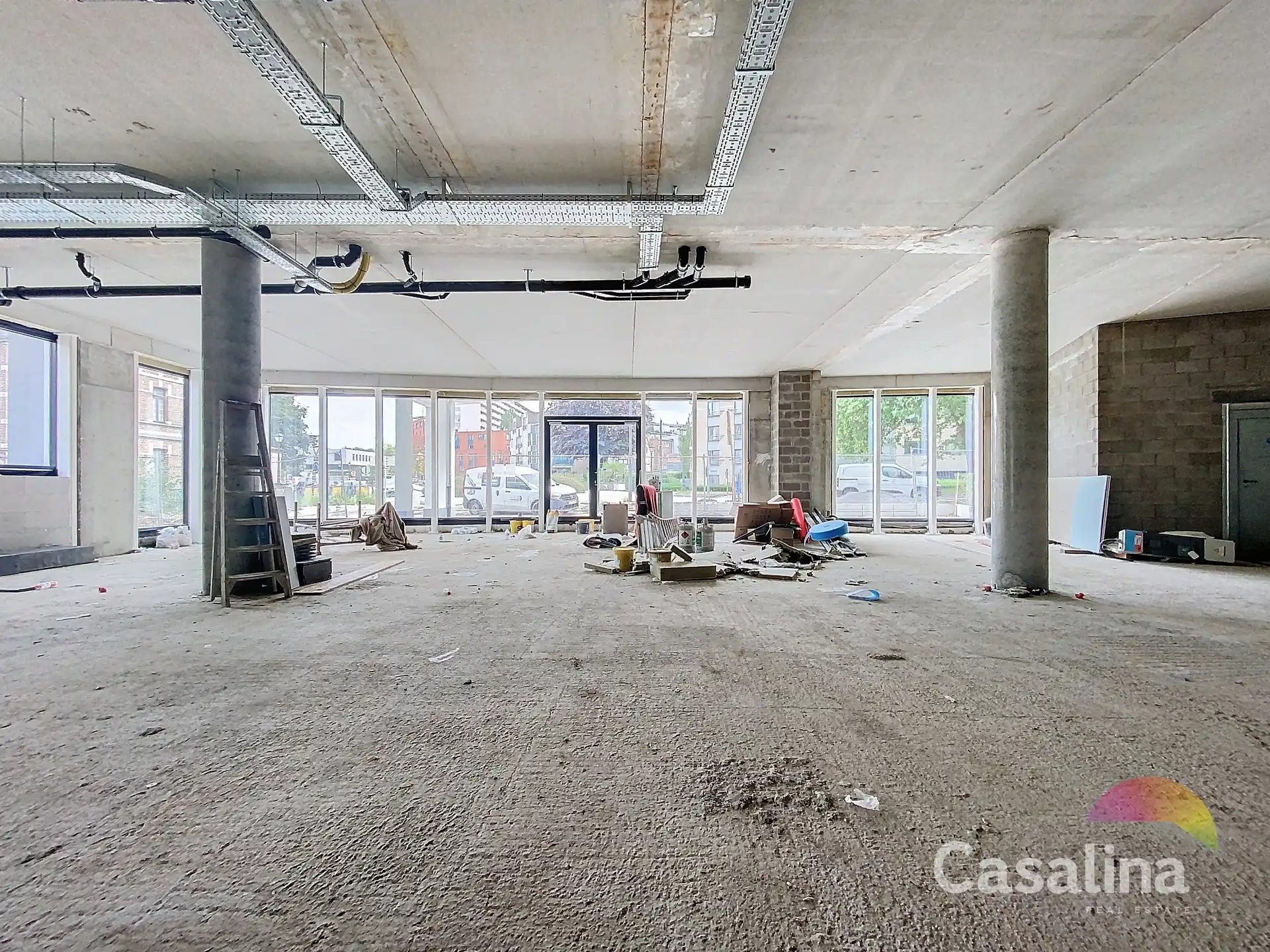 Handelsgelijkvloers te huur in een nieuwbouwproject foto 4