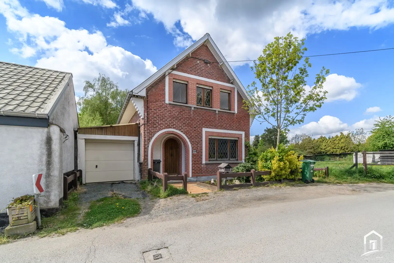 Te renoveren gezinswoning met 2 slaapkamers en ruime tuin foto 2