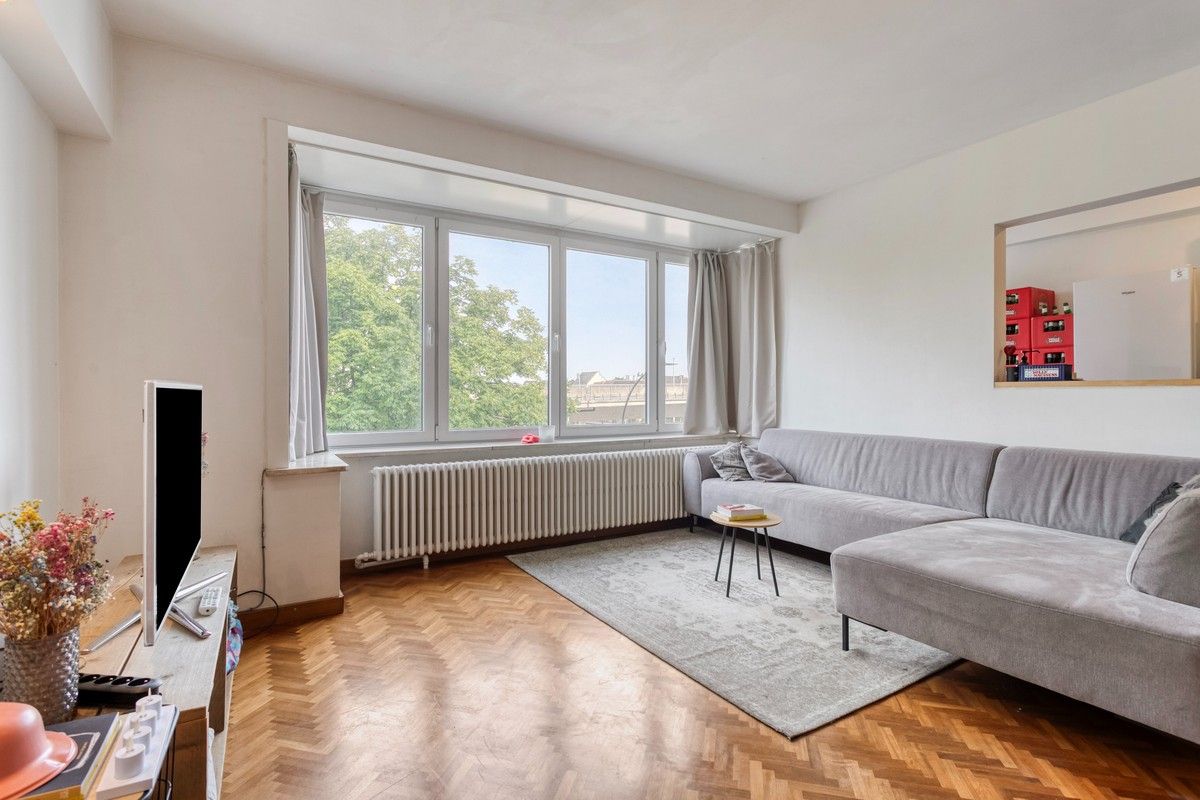 Goed onderhouden, ruim twee slaapkamer appartement met terras foto 2