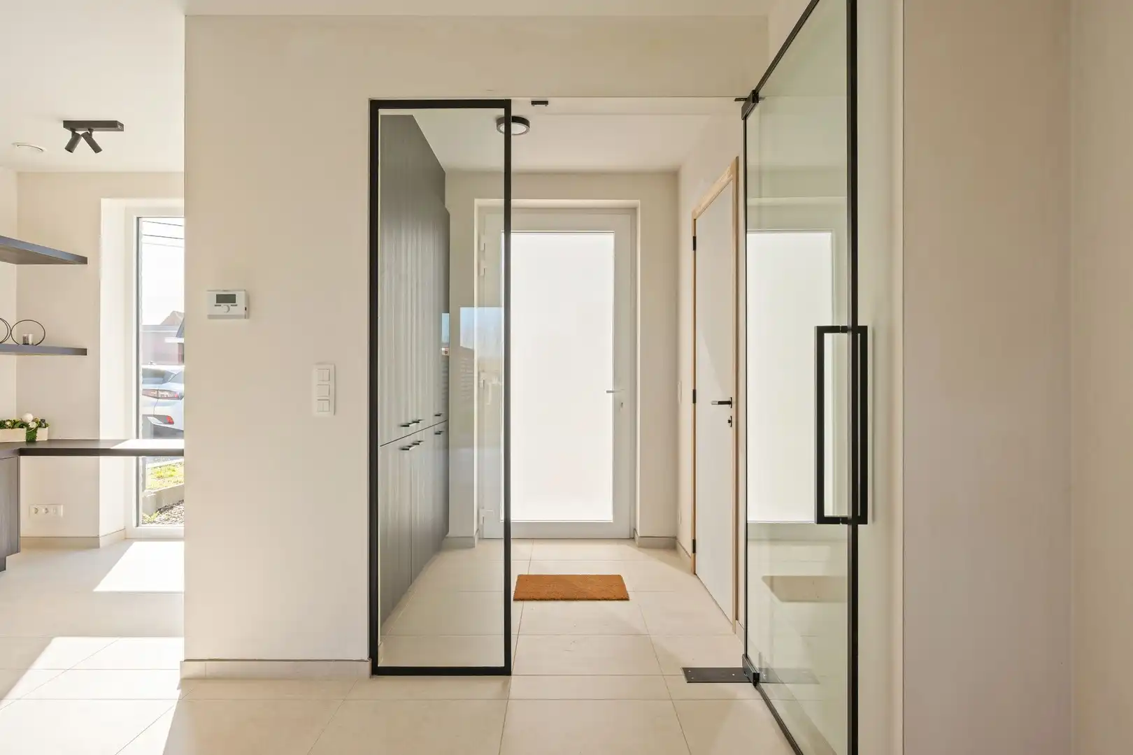 Kwalitatief afgewerkte lichtrijke en ruime nieuwbouw woning met grote tuin en 3 volwaardige slaapkamers foto 3