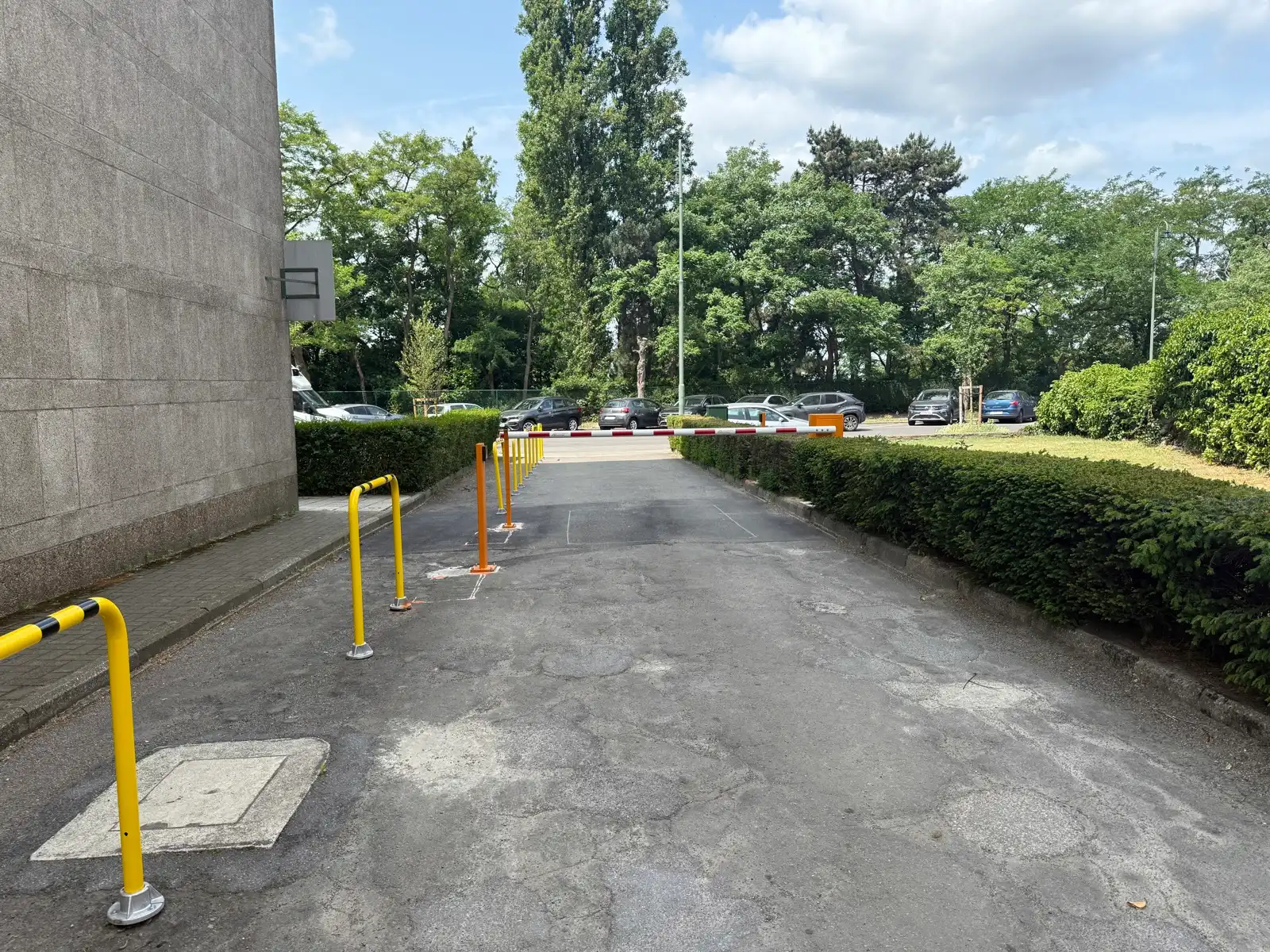 Gesloten garagebox met slagboombeveiliging foto 6