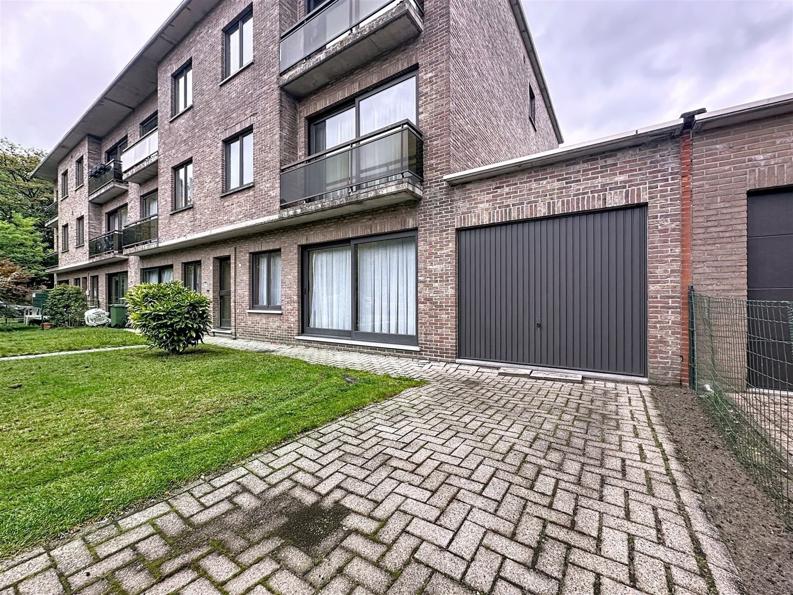 Appartement met tuin en garage gelegen te Brasschaat  foto {{pictureIndex}}