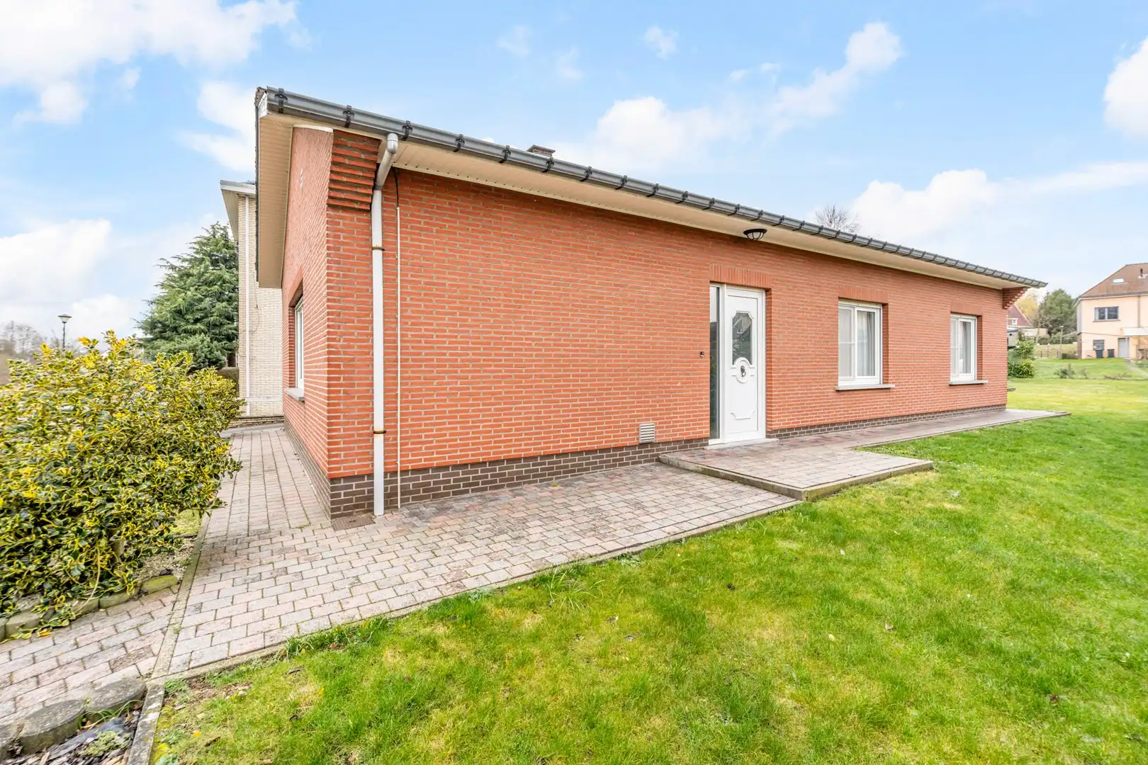 Gelijkvloerse bungalow met 2 slaapkamers, garage en riante tuin op toplocatie foto 2