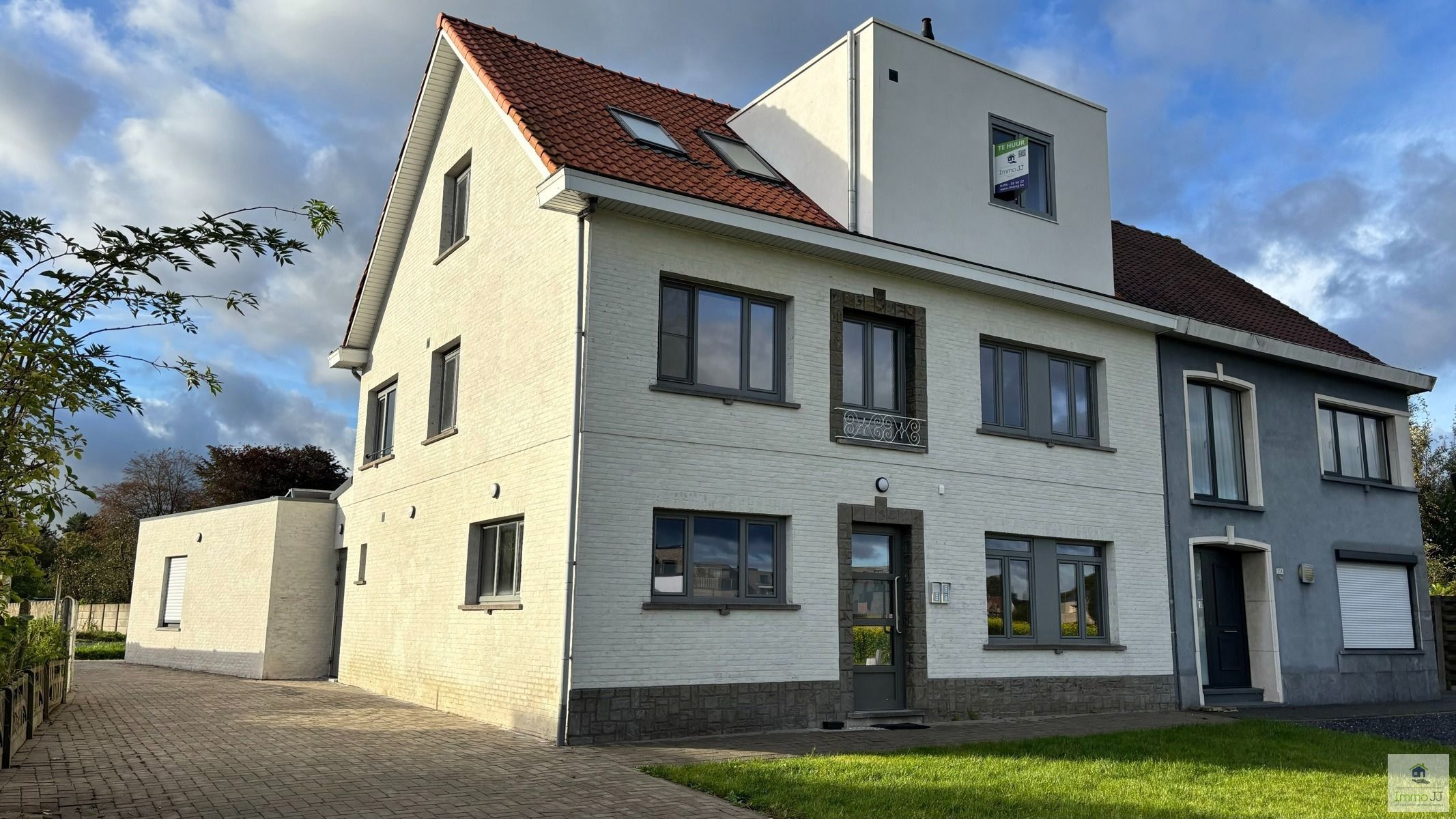 Gemeubelde studentenkamer met eigen sanitair foto {{pictureIndex}}