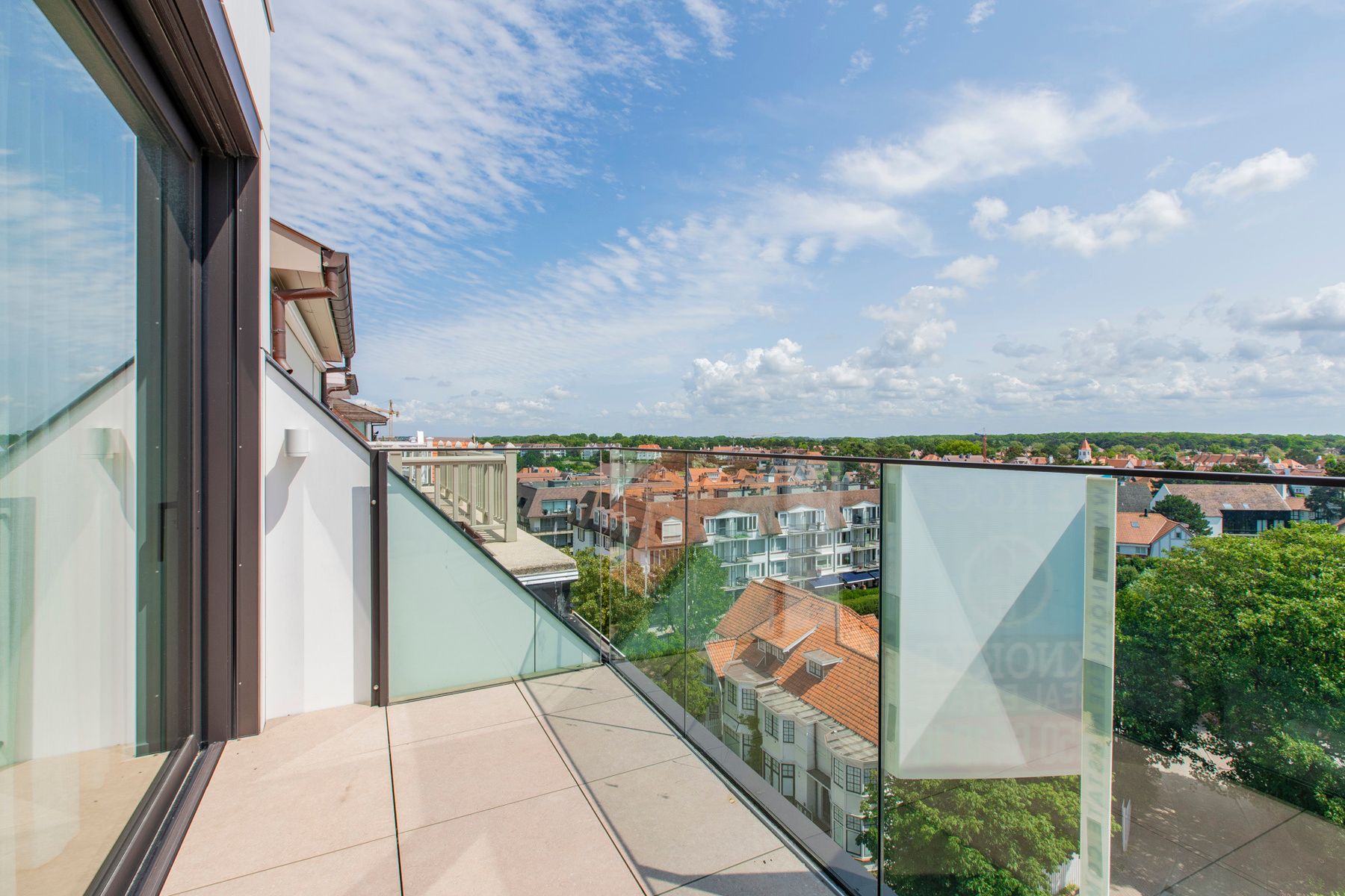 Nieuwbouw duplex penthouse met 2 zonneterrassen in hartje Zoute. foto 4