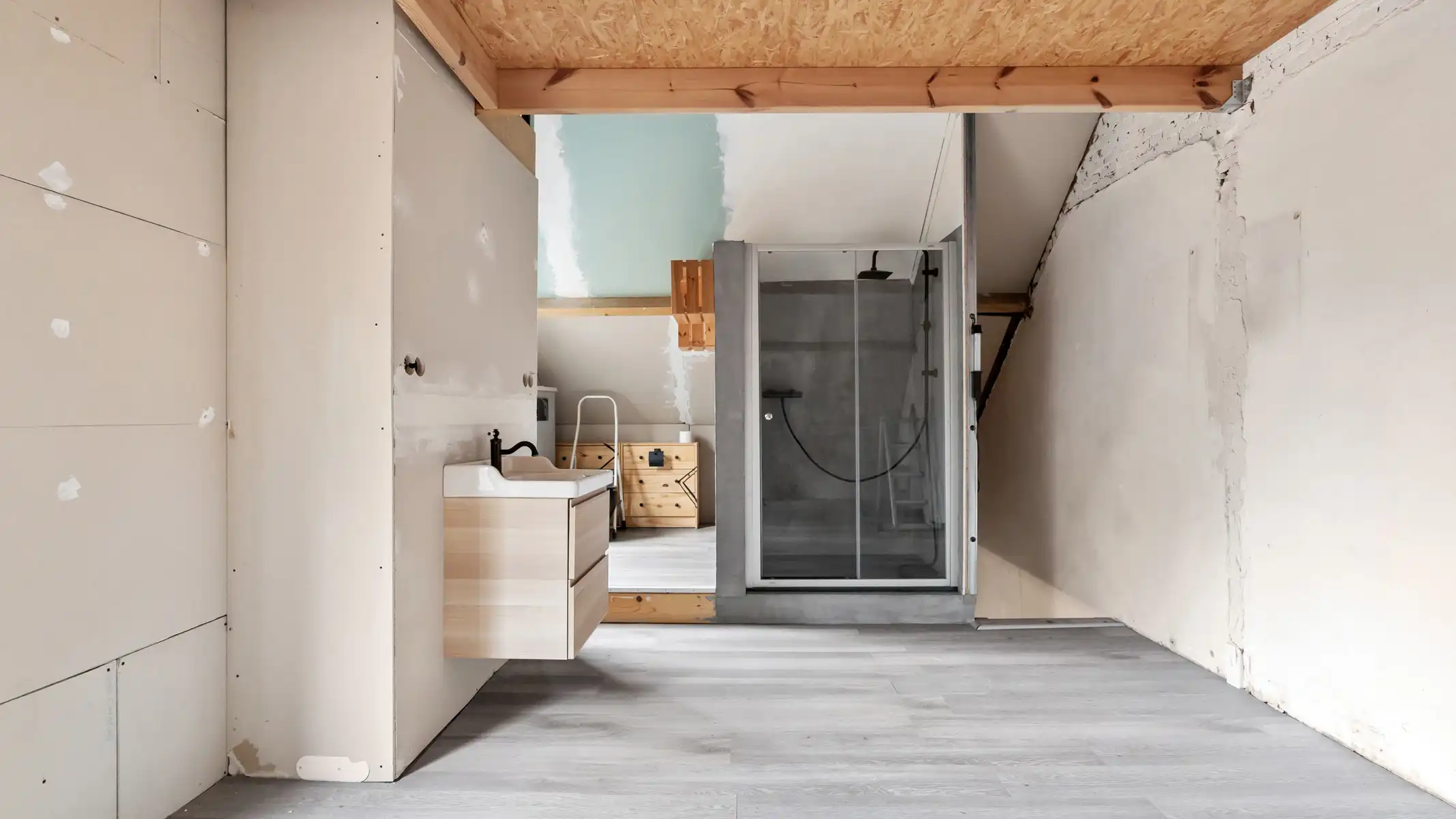 Deels te renoveren starterswoning met diepe tuin in groene, rustige omgeving foto 15