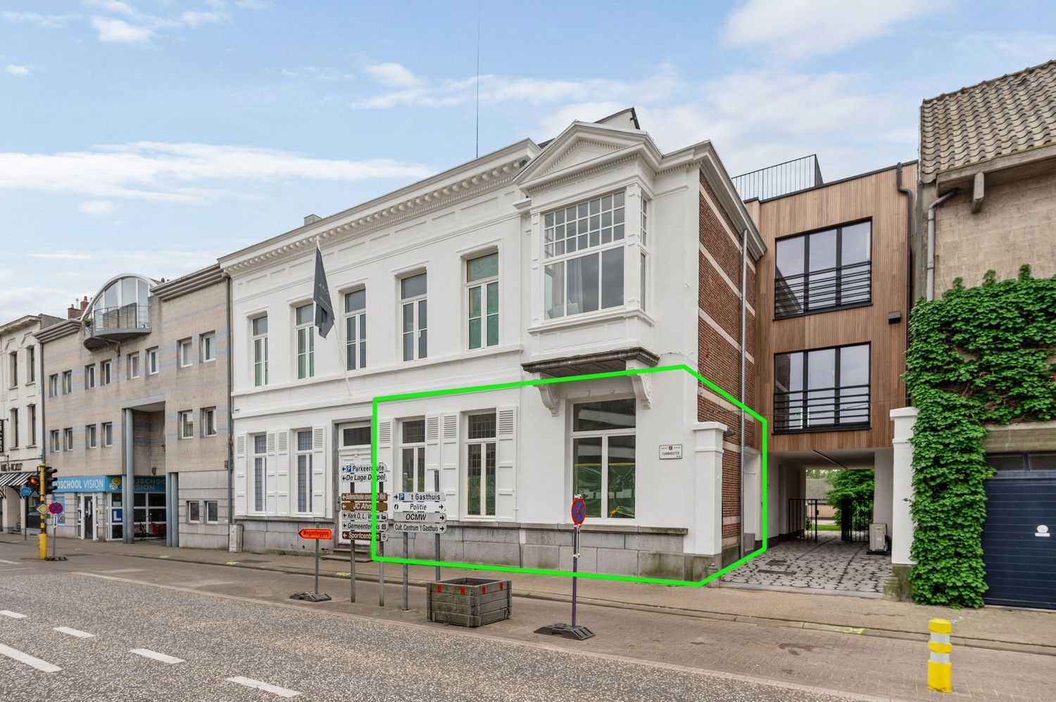 Gerenoveerde kantoorruimte in historisch pand in het centrum van Wijnegem! foto {{pictureIndex}}
