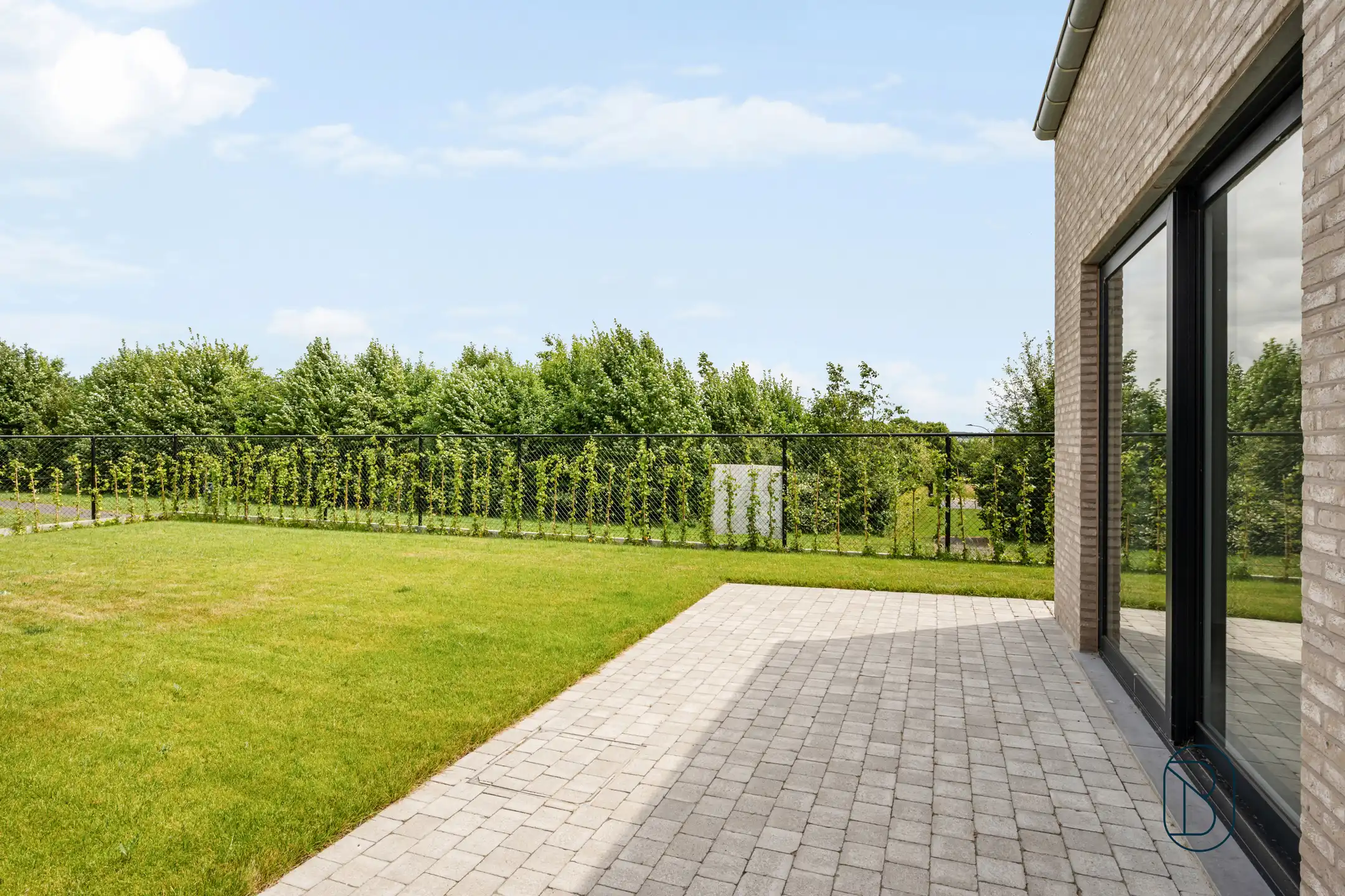 Recente halfopen bebouwing met 4 slaapkamers, tuin en garage foto 28