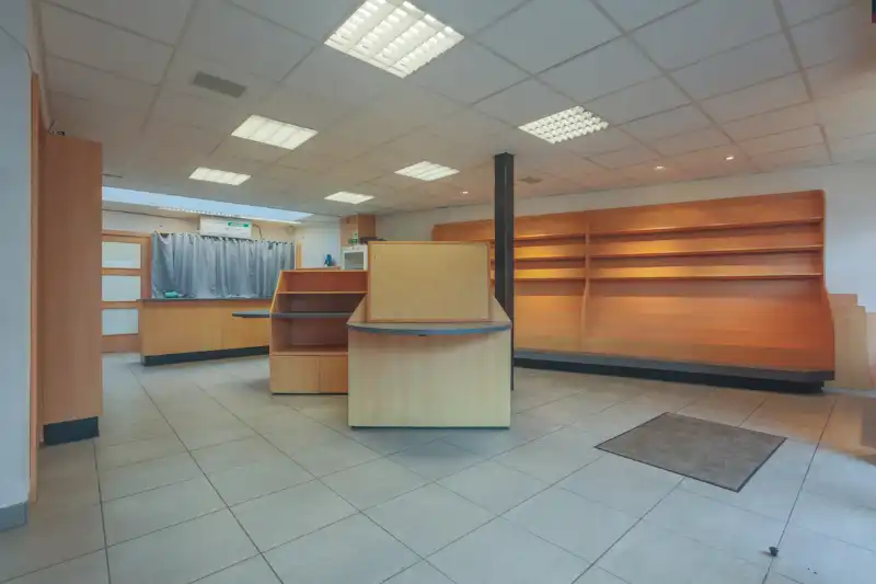 Handelshuis : winkel +/-  50m² , 3 slaapkamers, ruime  leefruimtes,groot terras... foto 5