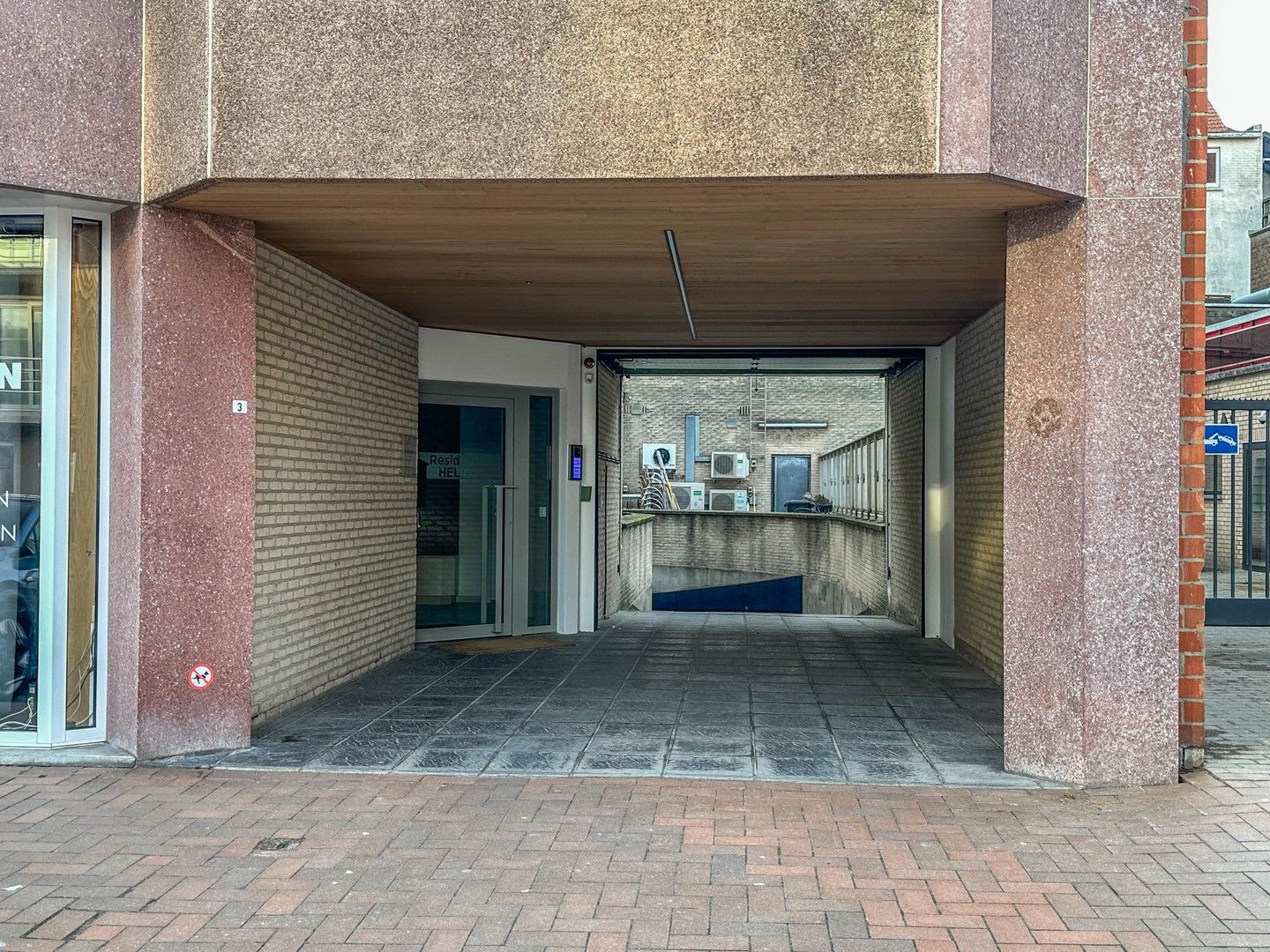 Zeer grote garagebox centrum Oostduinkerke-bad. foto 5