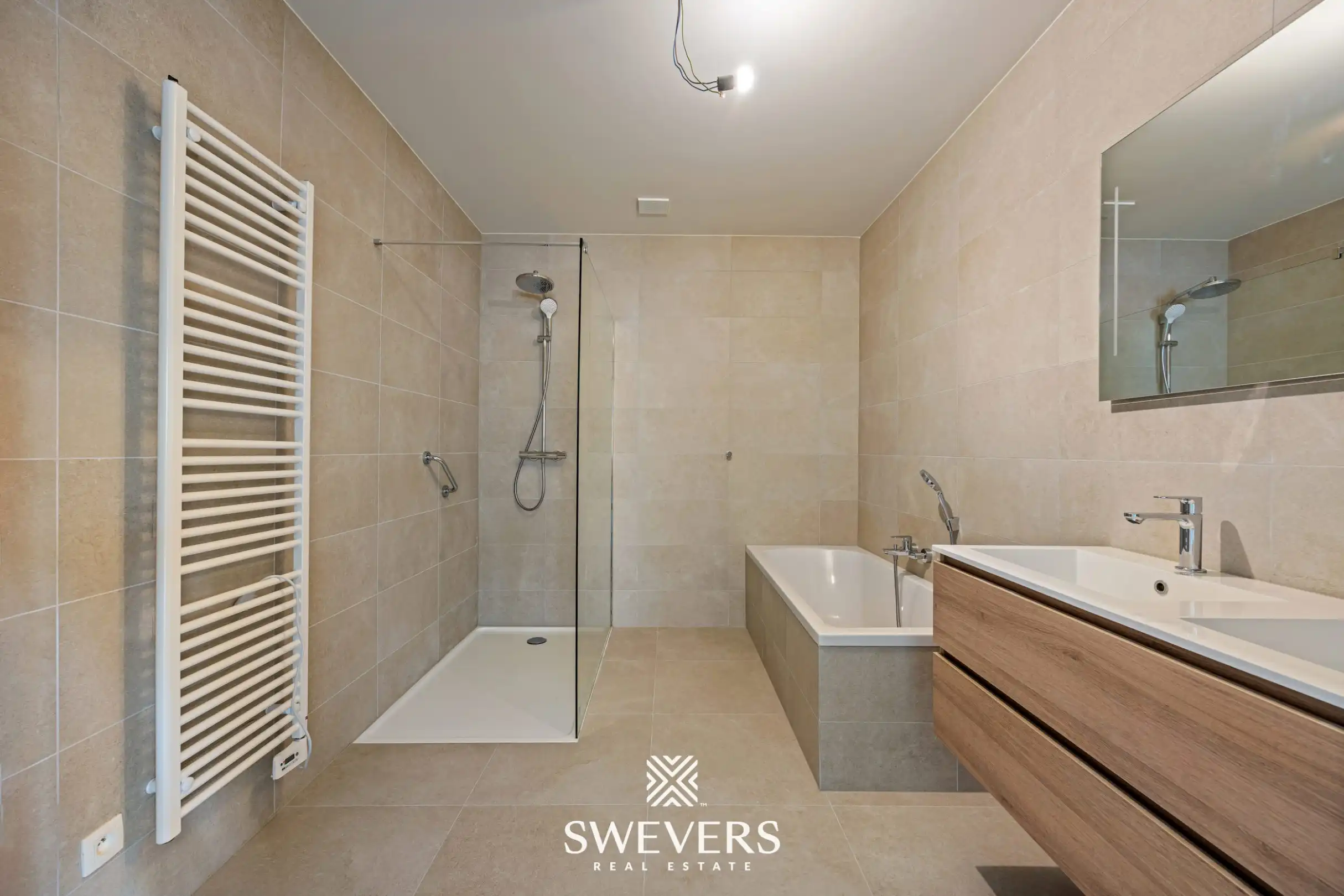 Modern gelijkvloers appartement met privétuin en dubbele parking foto 9