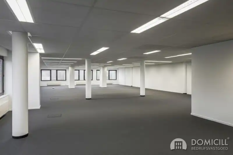 Roeselare, stadsrand: Vlot bereikbare zeer ruime open en lichtrijke kantoorruimte (307m2) met parking aan ring van Roeselare foto {{pictureIndex}}