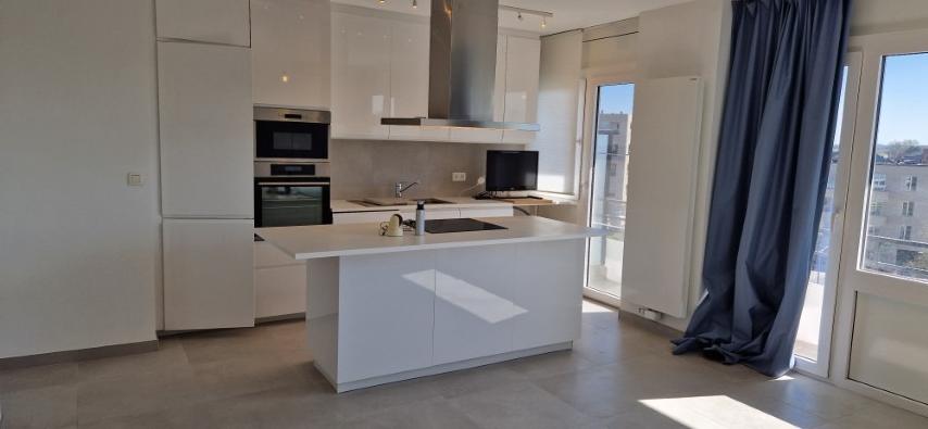 Volledig vernieuwd APPARTEMENT op de 4de verdieping met 2 slaapkamers, ondergrondse kelder en garage in het hoofdgebouw foto 16