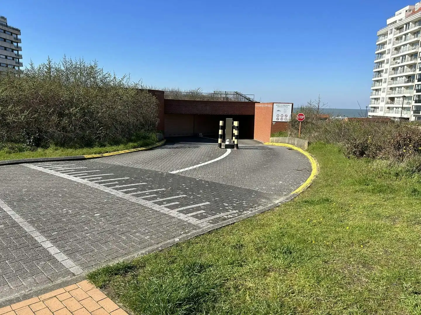 Garagebox te koop onder het Joseph Stübbenpark te Duinbergen foto 2