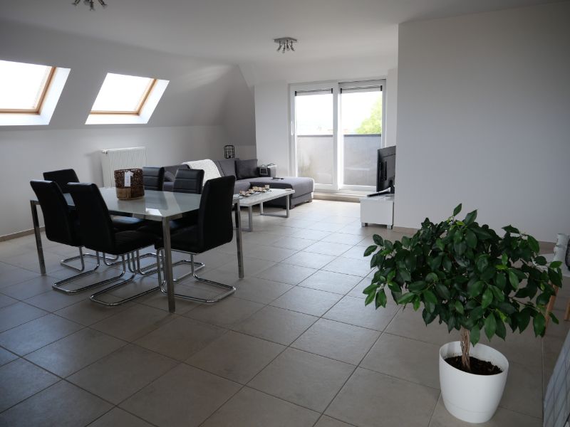 Dakappartement met 2 slaapkamers, groot terras en garage te huur in Tiegem foto 4