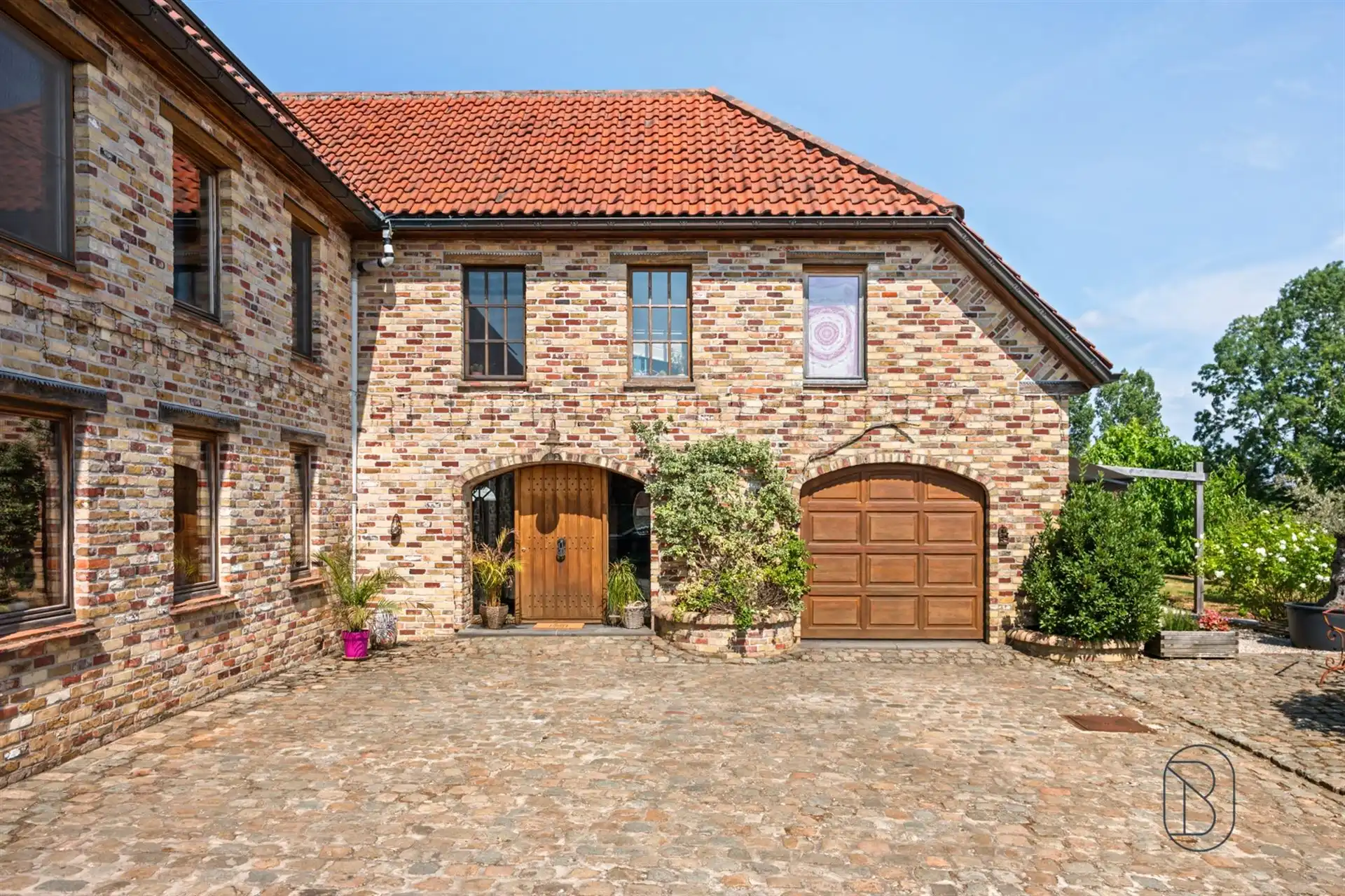 Ruime karakterwoning met 4 slk, grote tuin en charme. foto 3