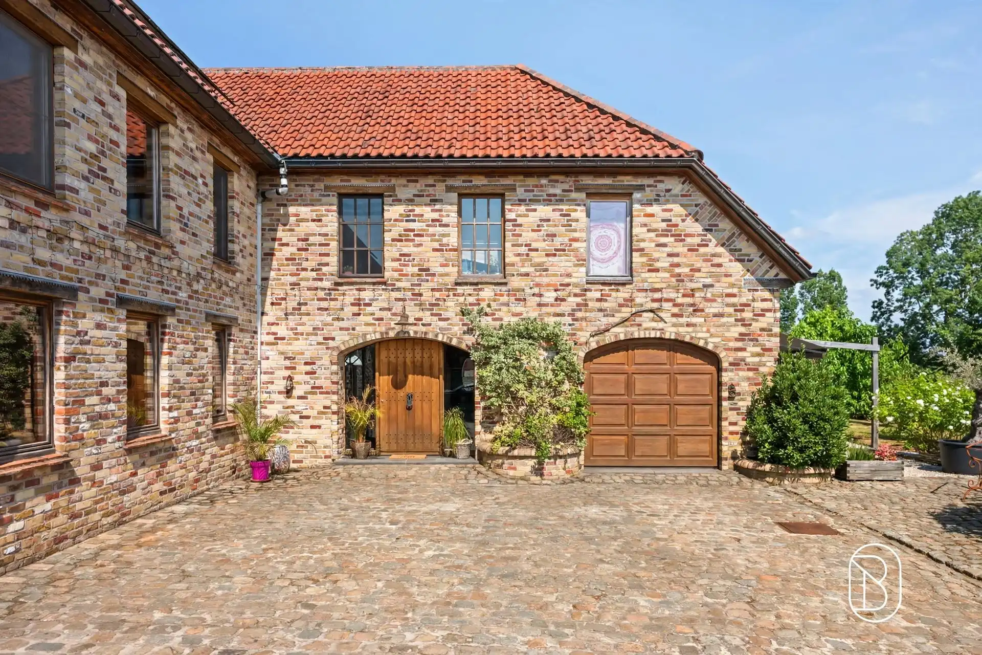 Ruime karakterwoning met 4 slk, grote tuin en charme. foto 2
